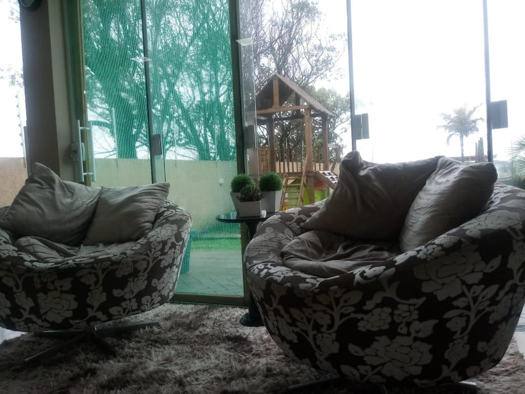 Casa na beira da lagoa com piscina e rampa para embarcações