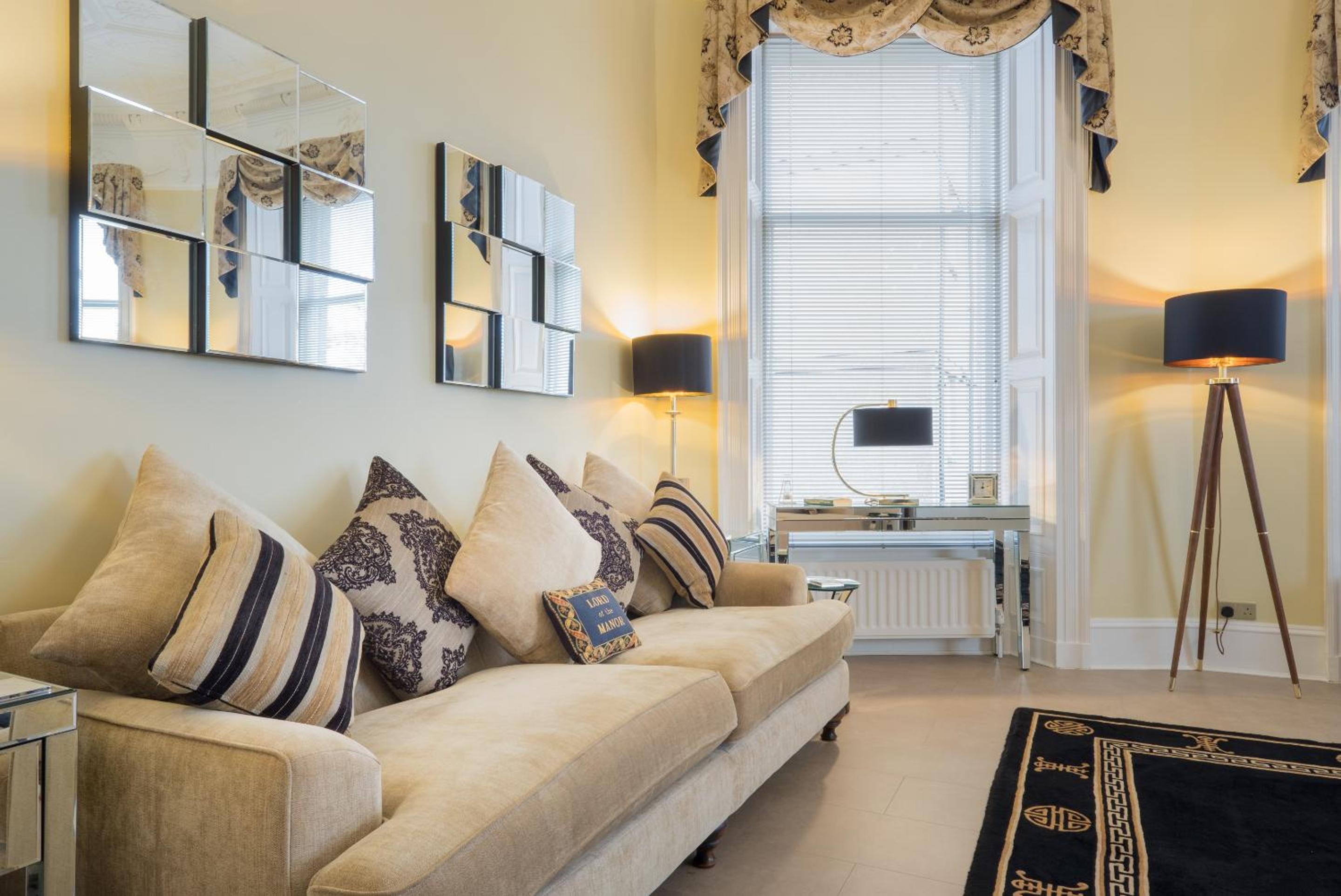Marks At The Manor Luxury Riverside Apartments - Sleeps up to 4, with Parking and Sky TV