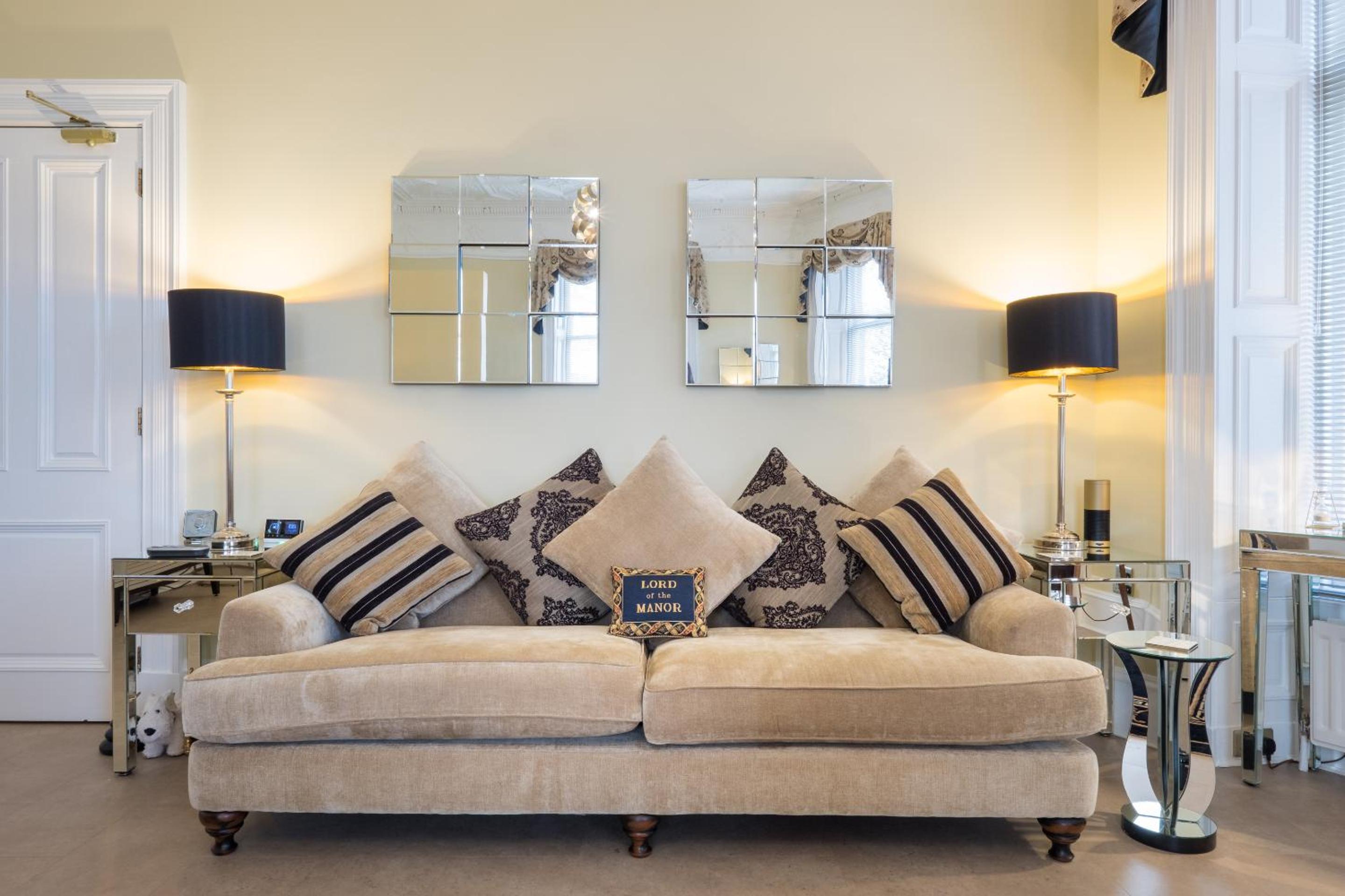 Marks At The Manor Luxury Riverside Apartments - Sleeps up to 4, with Parking and Sky TV