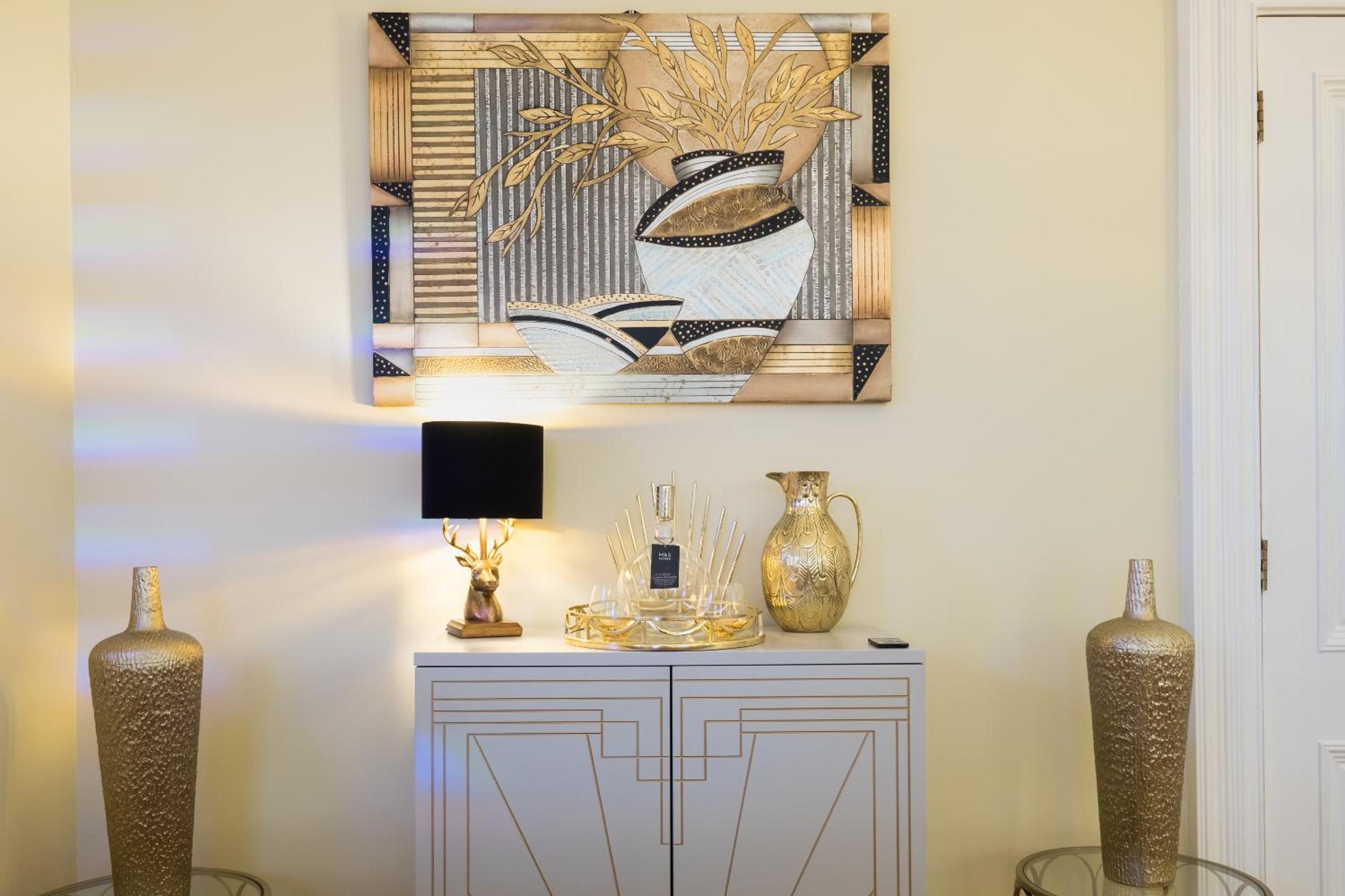 Marks At The Manor Luxury Riverside Apartments - Sleeps up to 4, with Parking and Sky TV
