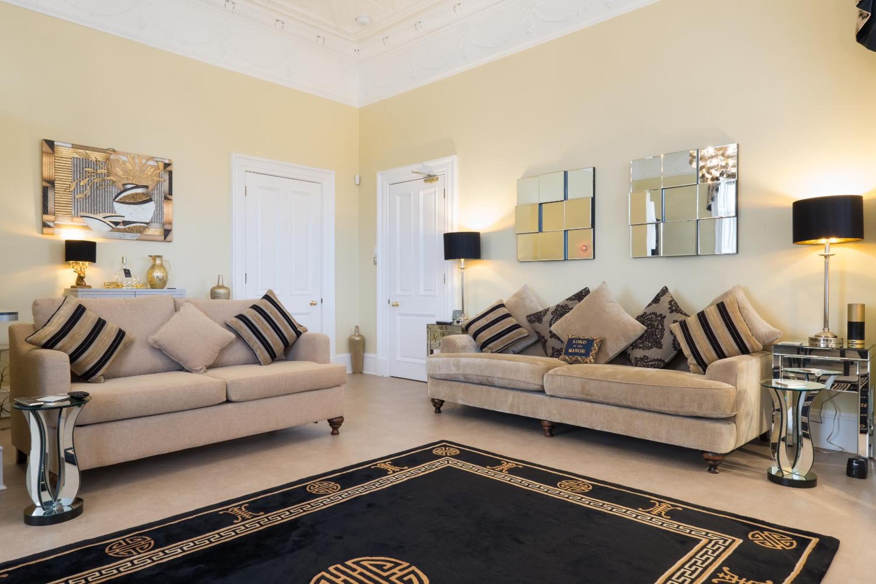 Marks At The Manor Luxury Riverside Apartments - Sleeps up to 4, with Parking and Sky TV