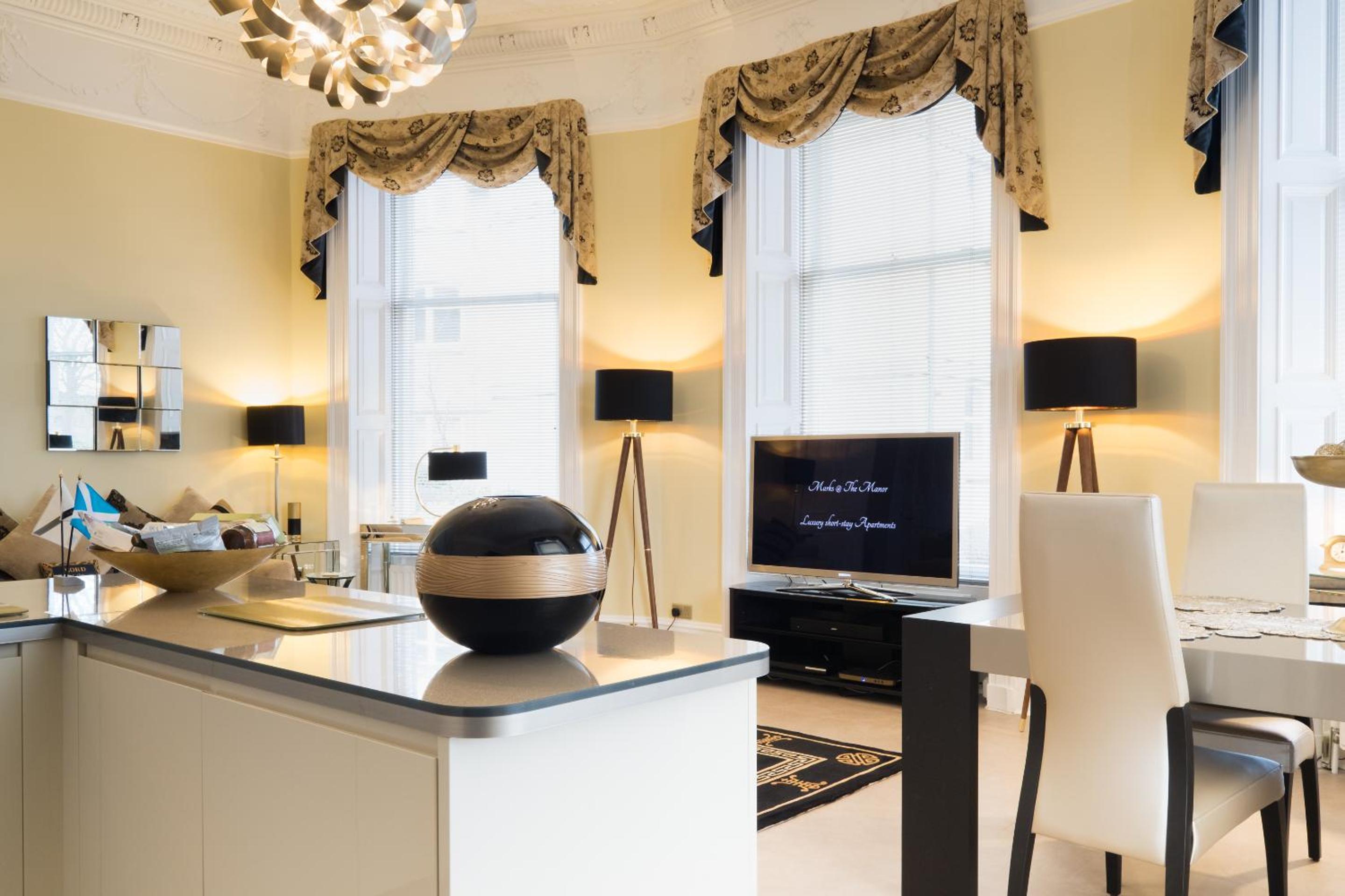 Marks At The Manor Luxury Riverside Apartments - Sleeps up to 4, with Parking and Sky TV
