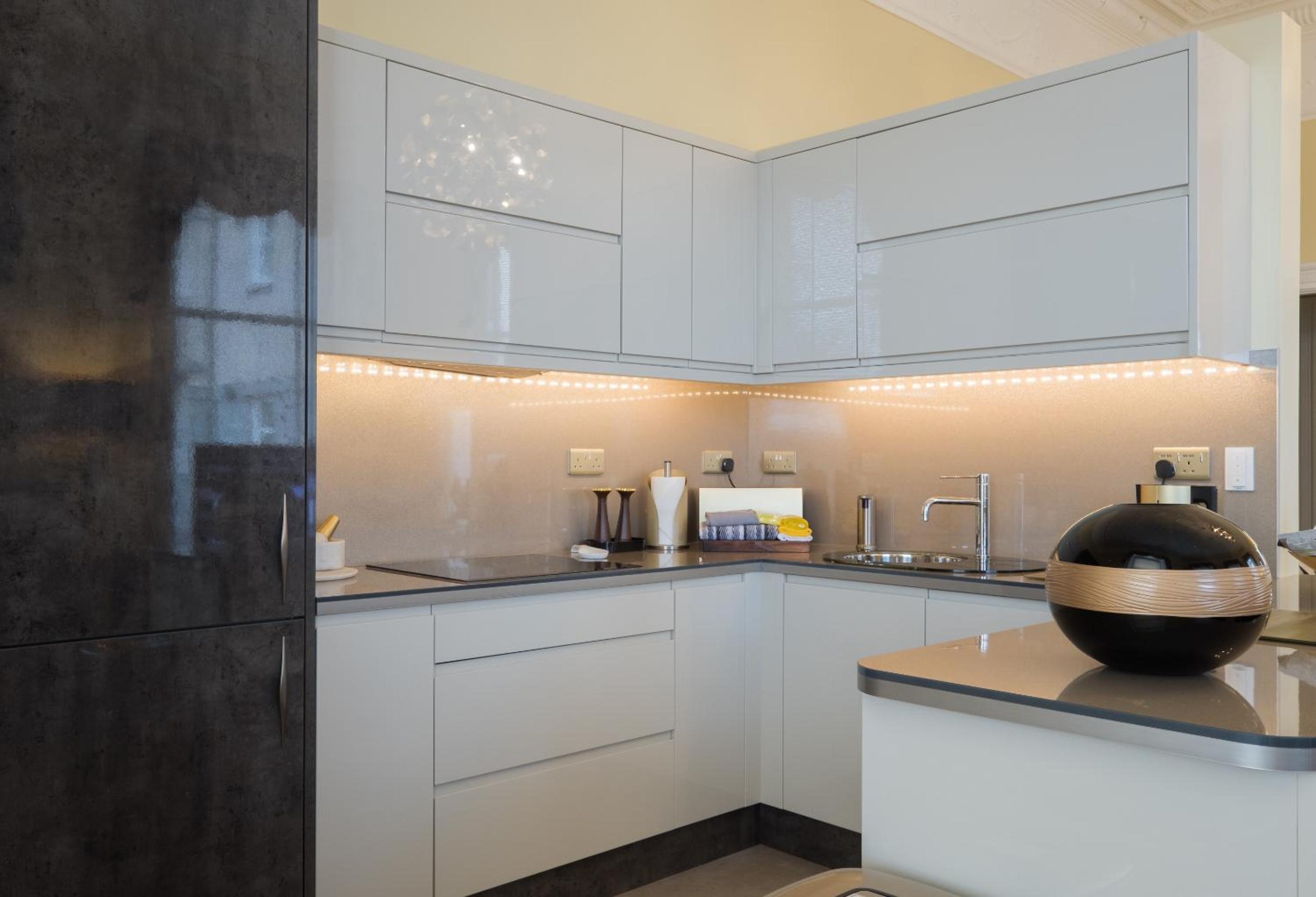 Marks At The Manor Luxury Riverside Apartments - Sleeps up to 4, with Parking and Sky TV