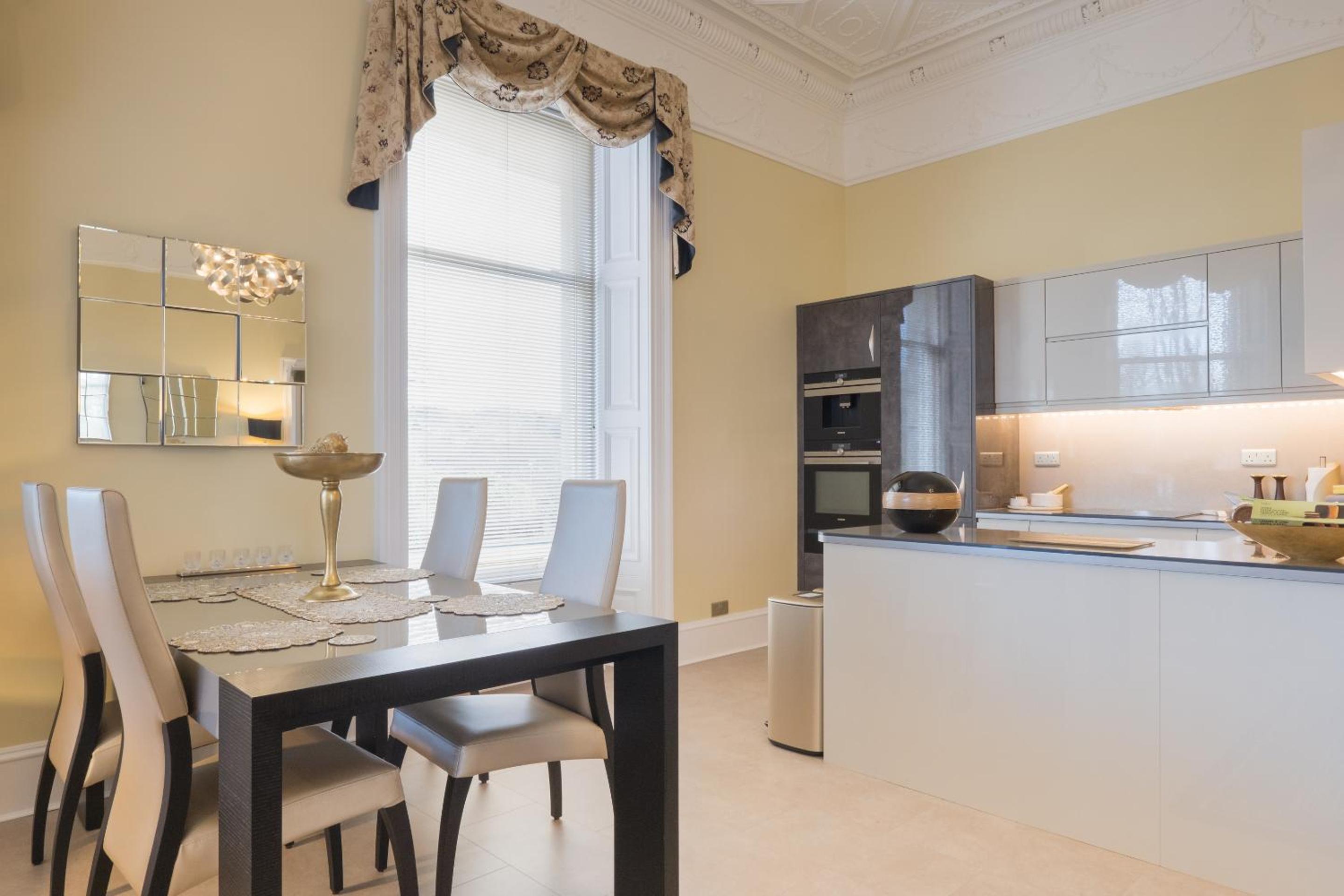 Marks At The Manor Luxury Riverside Apartments - Sleeps up to 4, with Parking and Sky TV