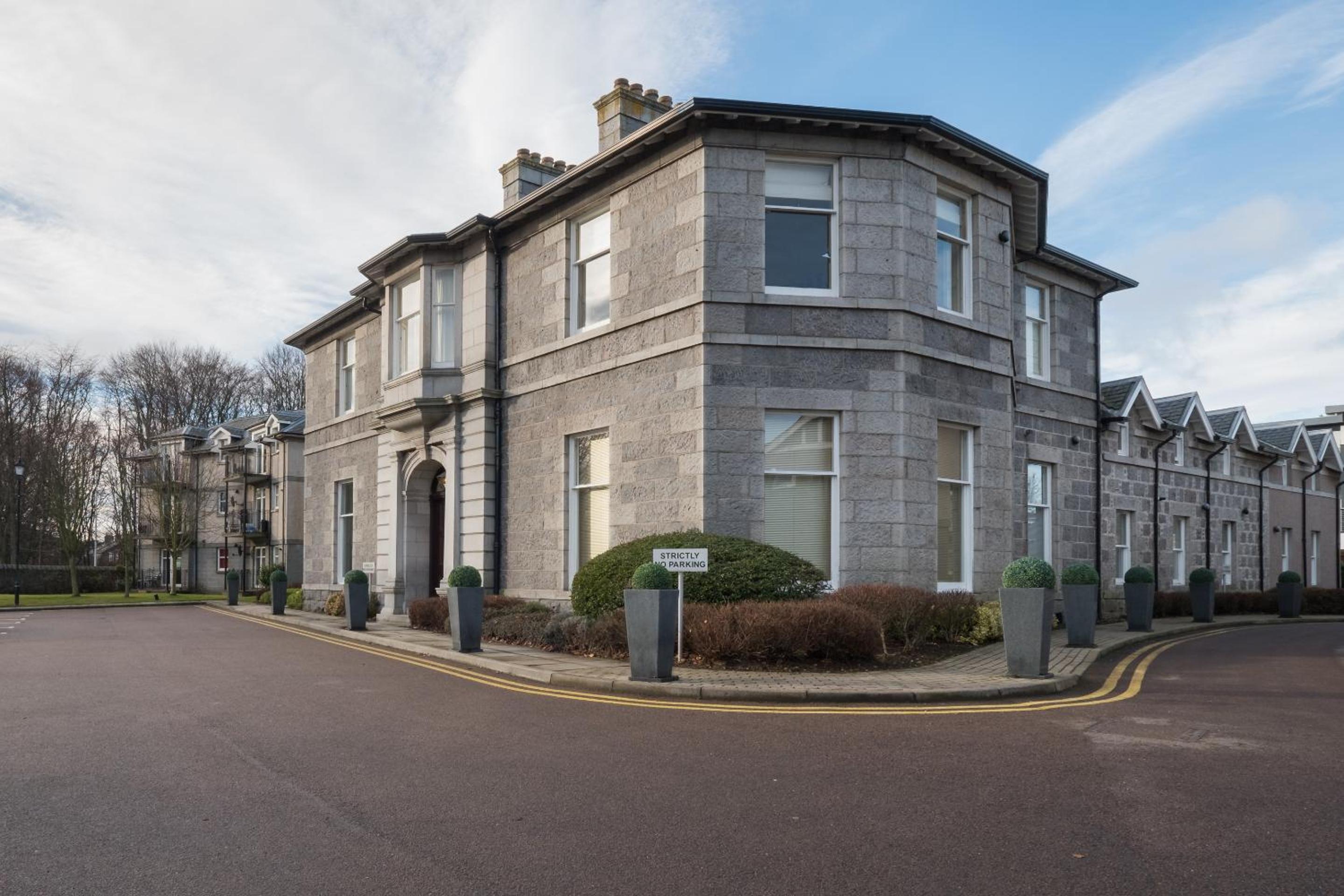 Marks At The Manor Luxury Riverside Apartments - Sleeps up to 4, with Parking and Sky TV