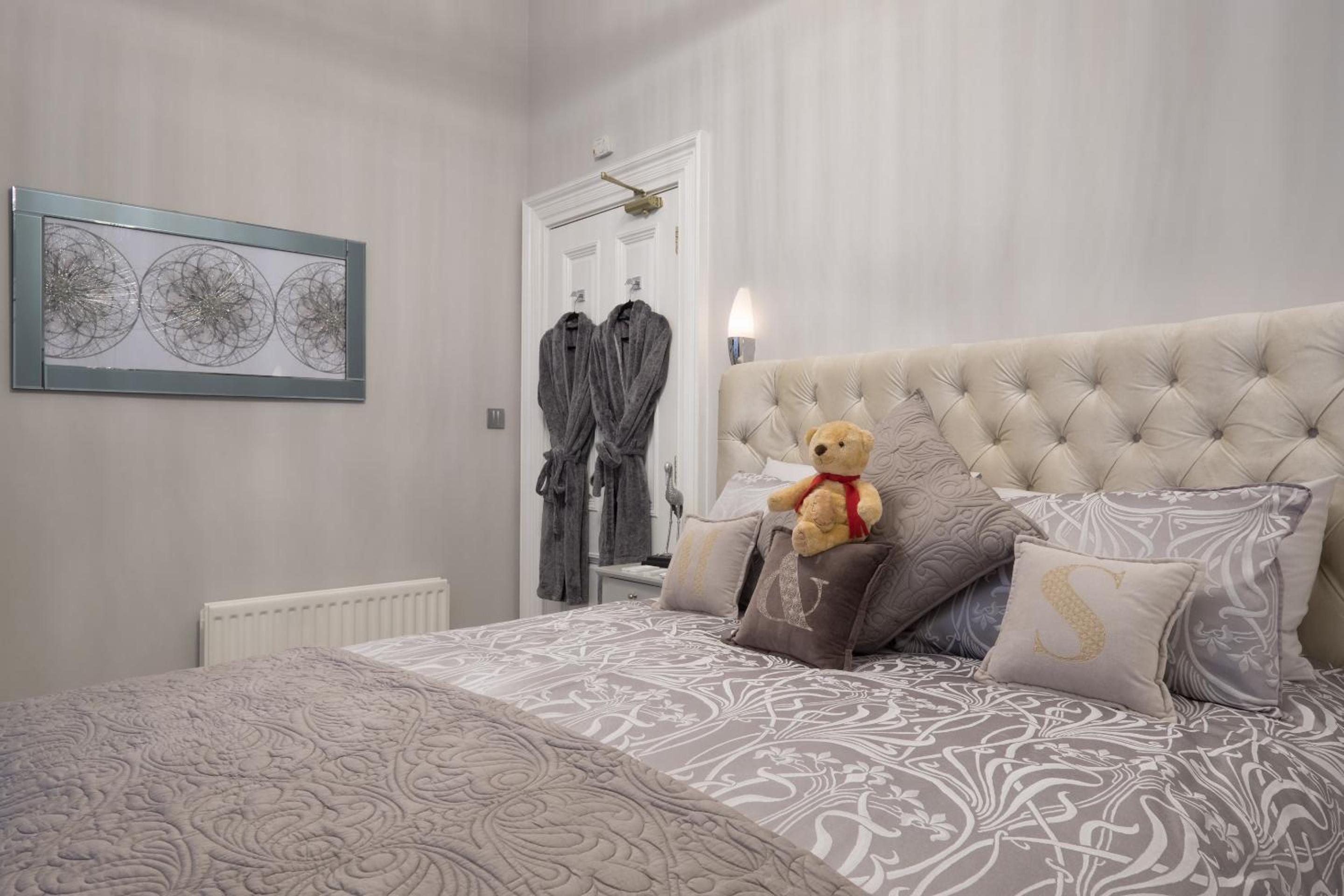 Marks At The Manor Luxury Riverside Apartments - Sleeps up to 4, with Parking and Sky TV