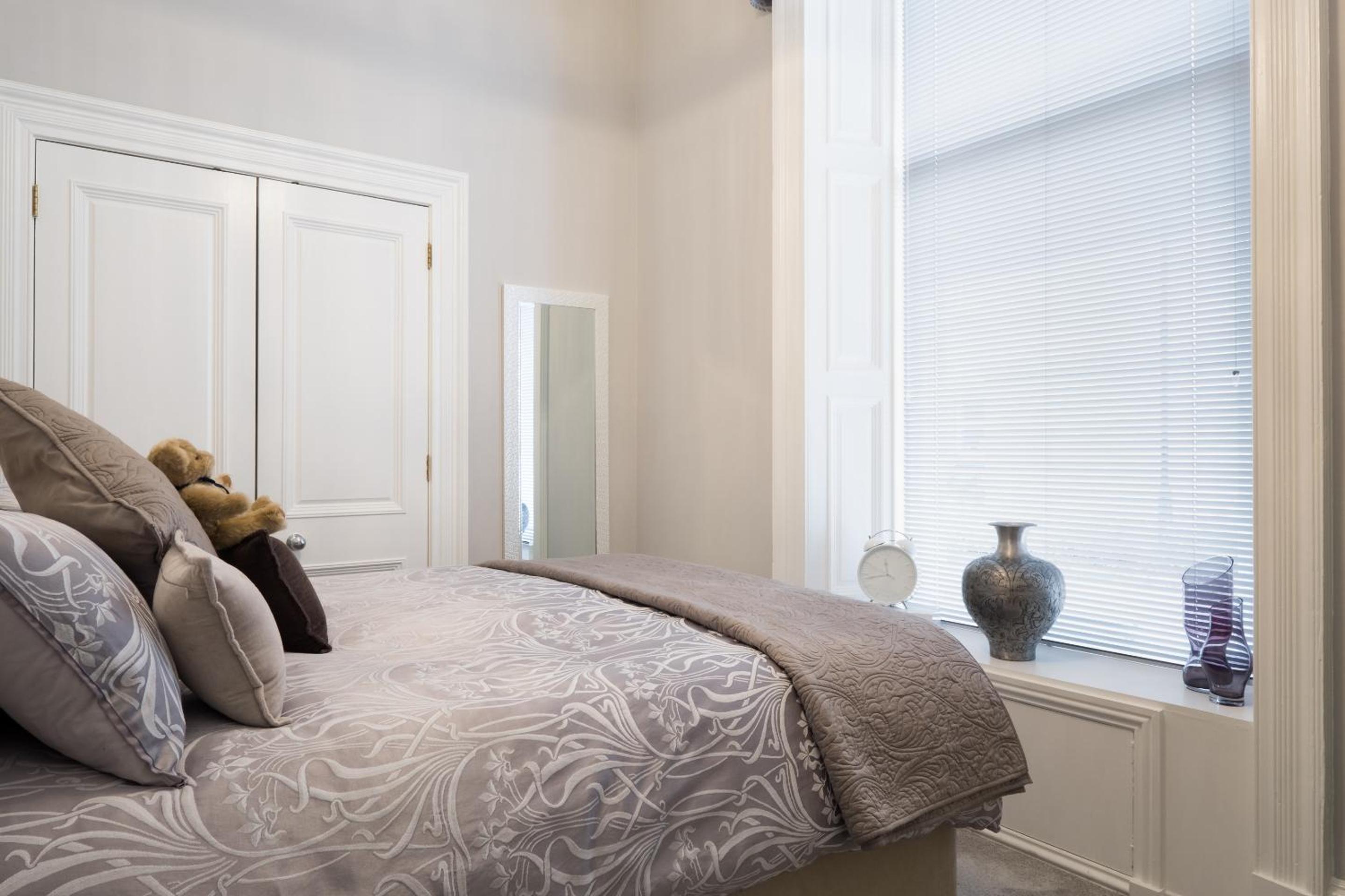 Marks At The Manor Luxury Riverside Apartments - Sleeps up to 4, with Parking and Sky TV