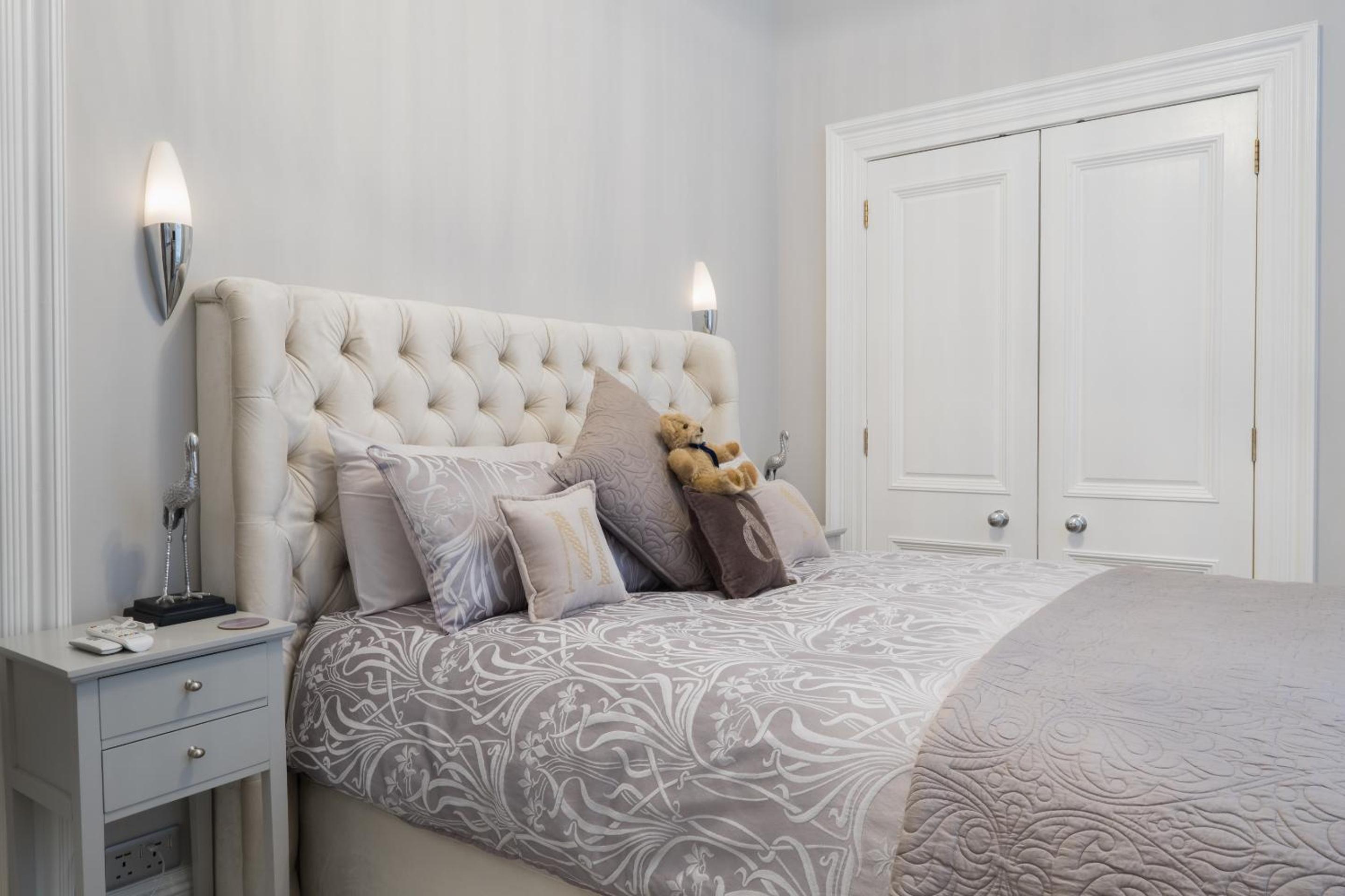 Marks At The Manor Luxury Riverside Apartments - Sleeps up to 4, with Parking and Sky TV