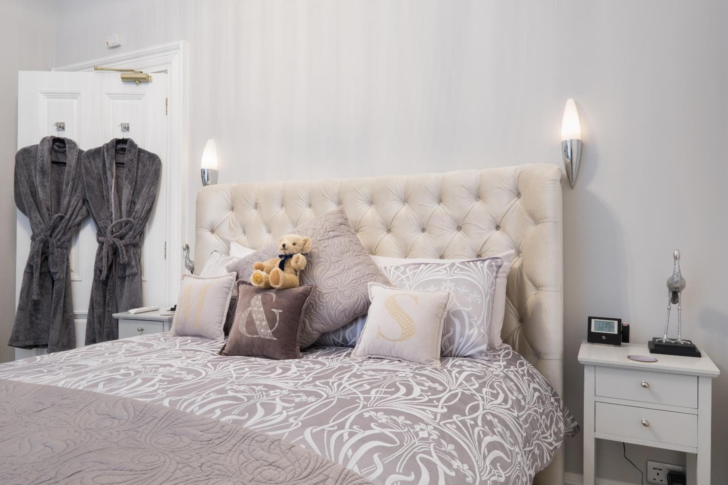 Marks At The Manor Luxury Riverside Apartments - Sleeps up to 4, with Parking and Sky TV