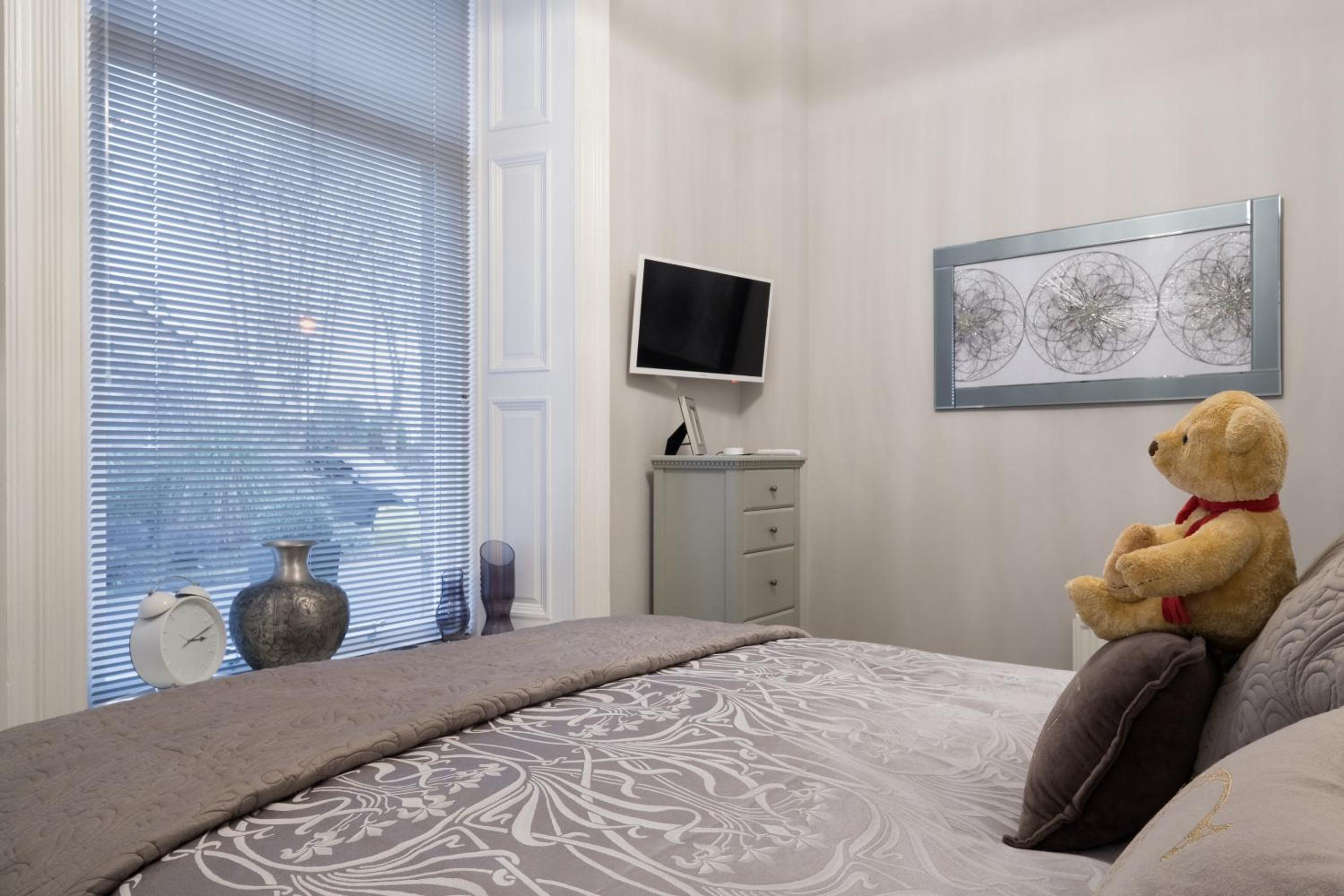 Marks At The Manor Luxury Riverside Apartments - Sleeps up to 4, with Parking and Sky TV