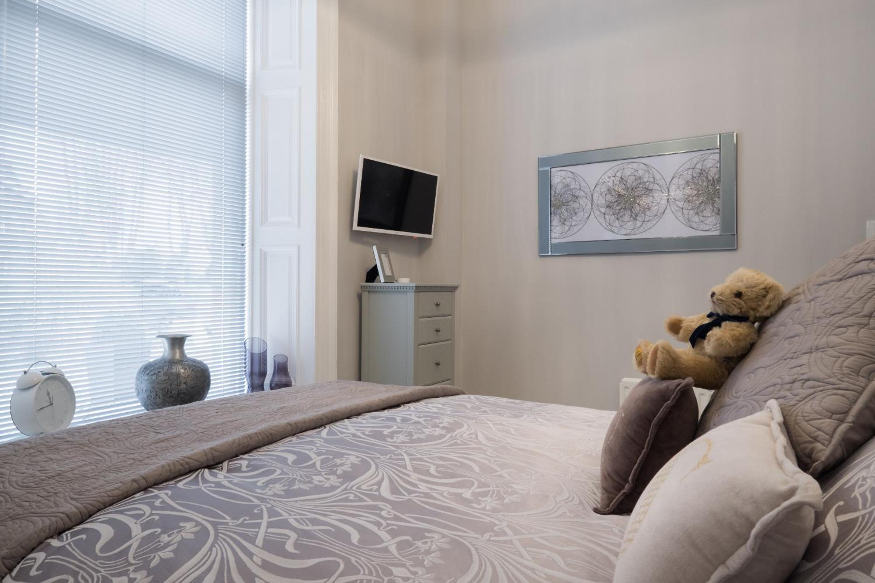 Marks At The Manor Luxury Riverside Apartments - Sleeps up to 4, with Parking and Sky TV