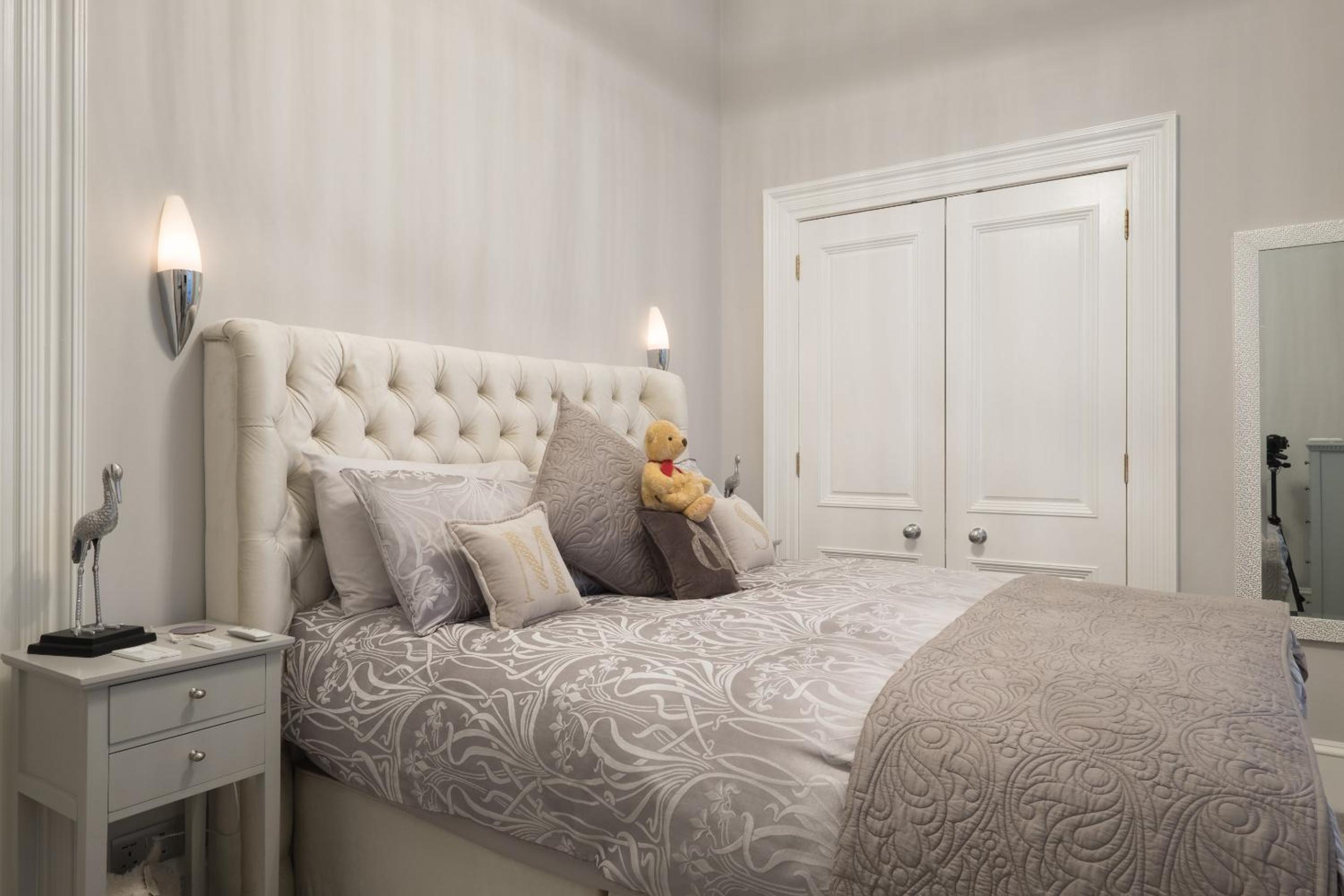 Marks At The Manor Luxury Riverside Apartments - Sleeps up to 4, with Parking and Sky TV