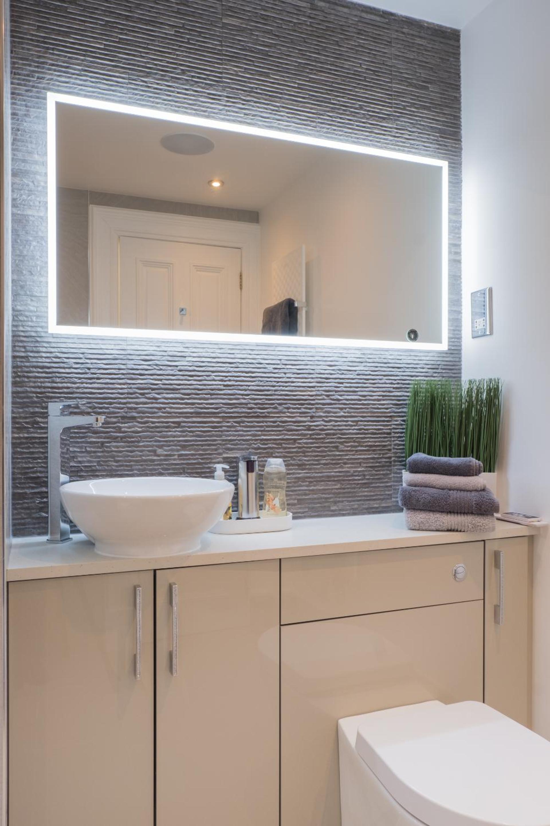 Marks At The Manor Luxury Riverside Apartments - Sleeps up to 4, with Parking and Sky TV
