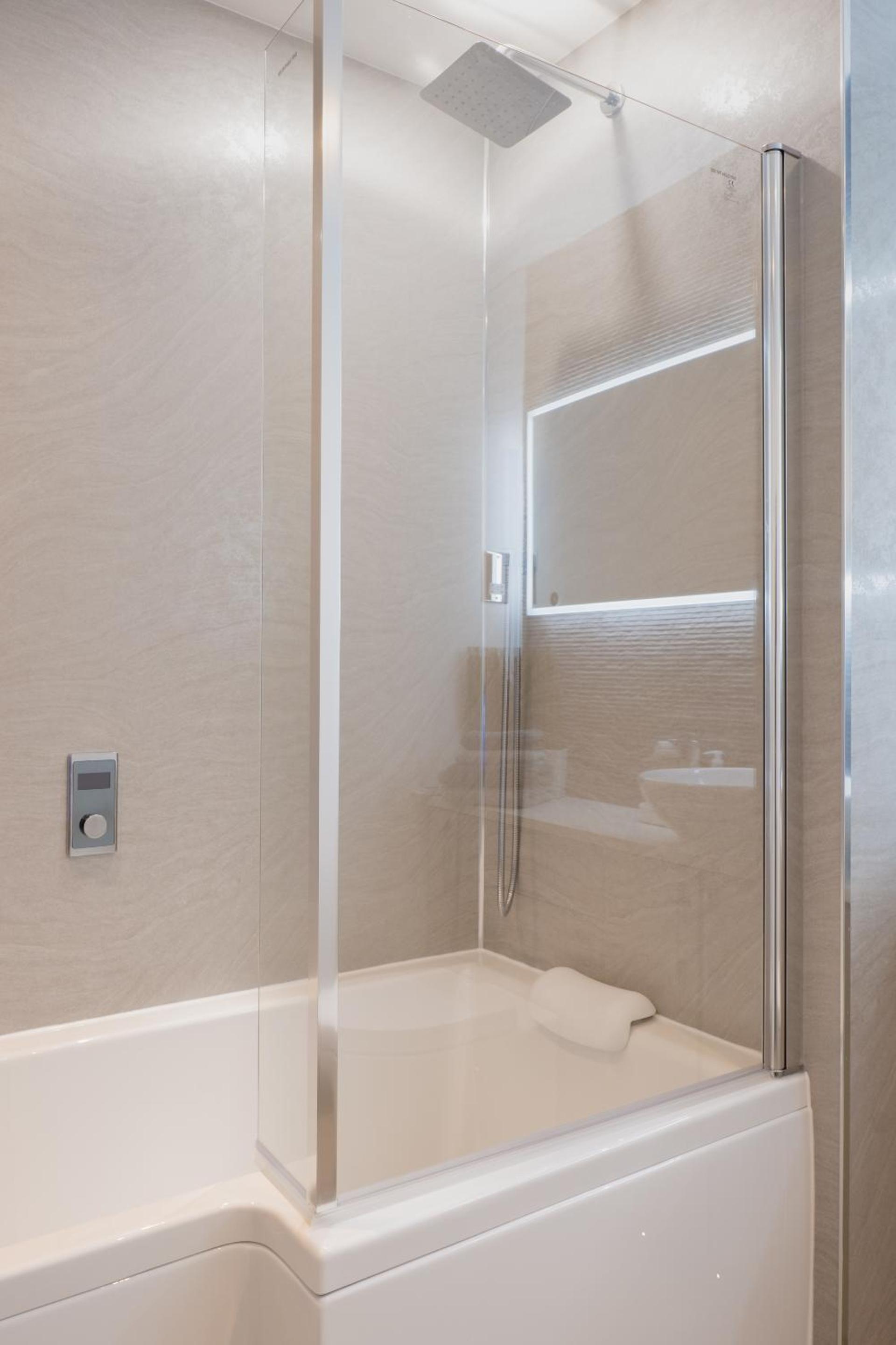 Marks At The Manor Luxury Riverside Apartments - Sleeps up to 4, with Parking and Sky TV