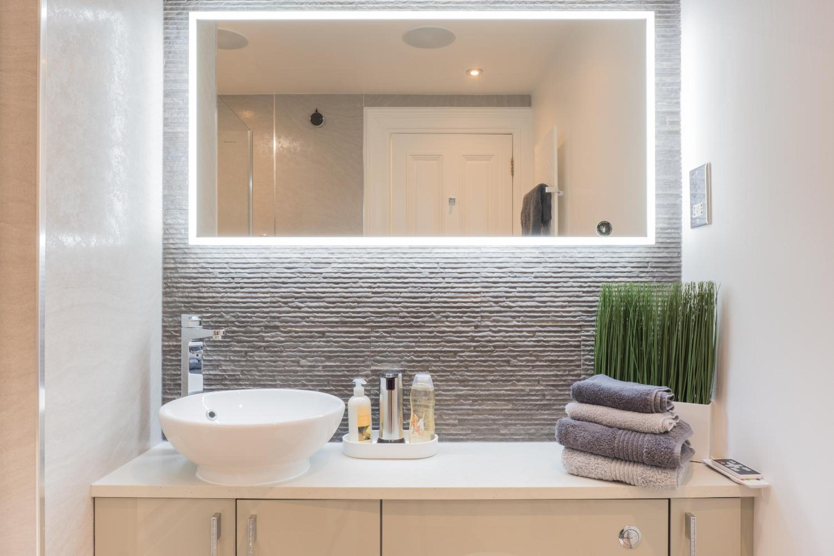Marks At The Manor Luxury Riverside Apartments - Sleeps up to 4, with Parking and Sky TV