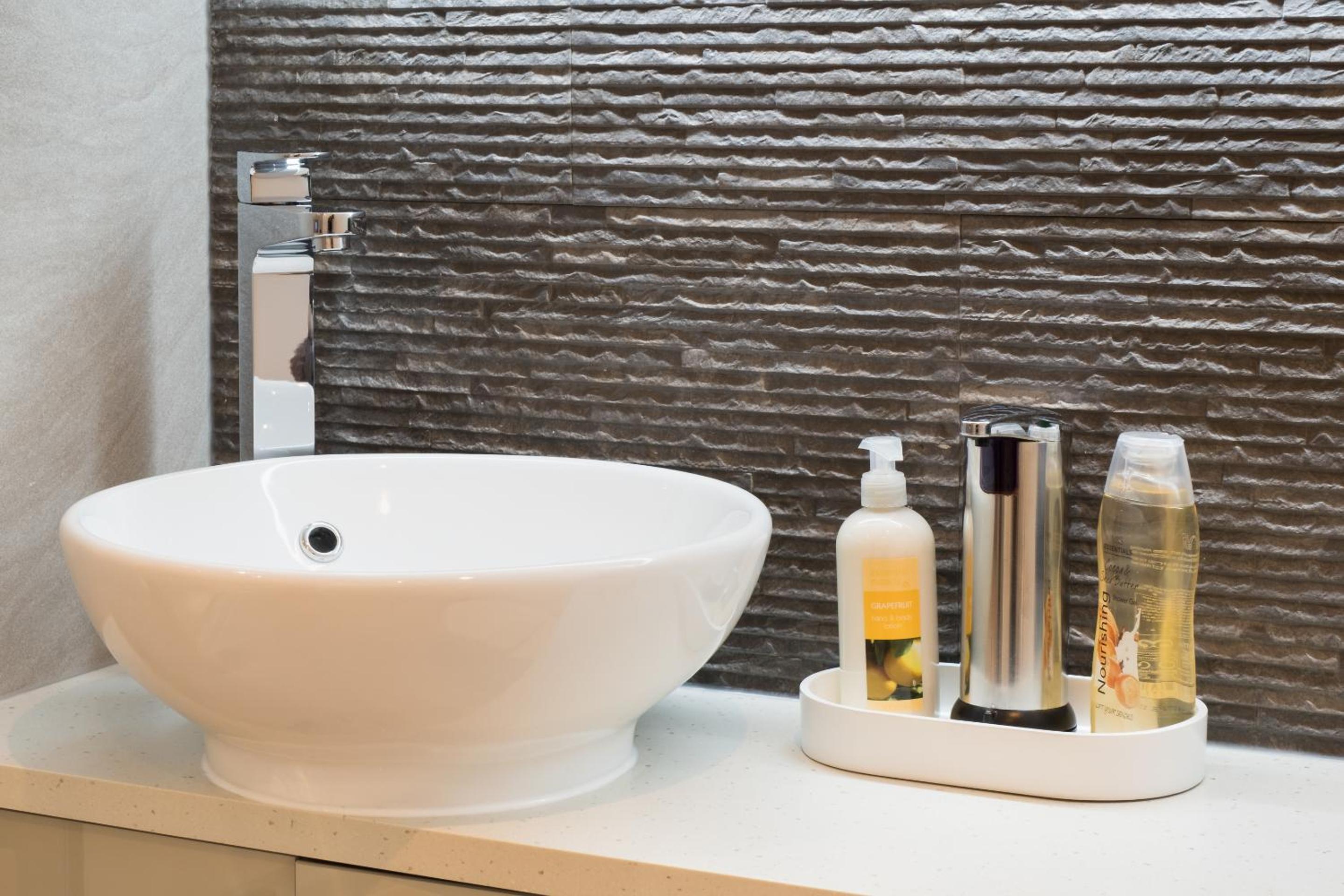 Marks At The Manor Luxury Riverside Apartments - Sleeps up to 4, with Parking and Sky TV