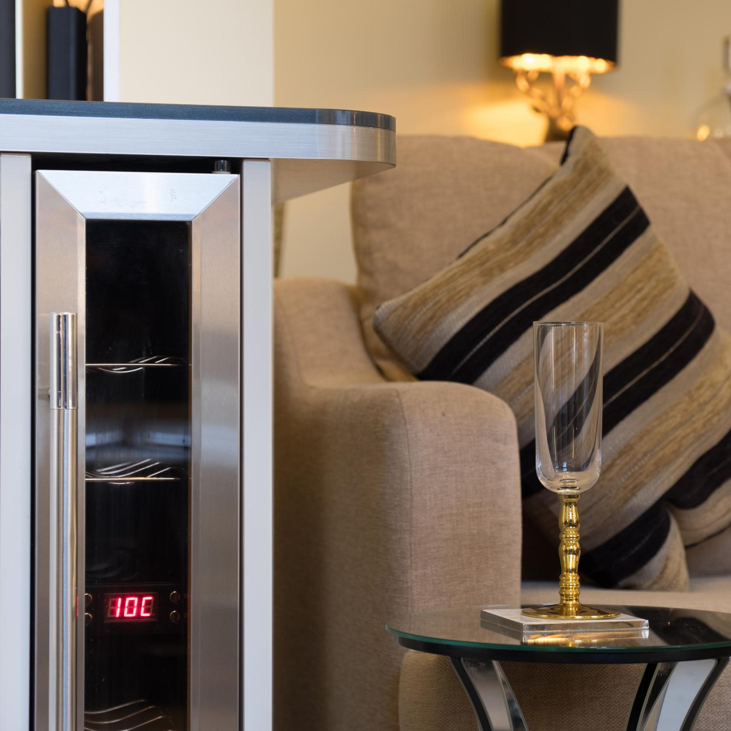 Marks At The Manor Luxury Riverside Apartments - Sleeps up to 4, with Parking and Sky TV