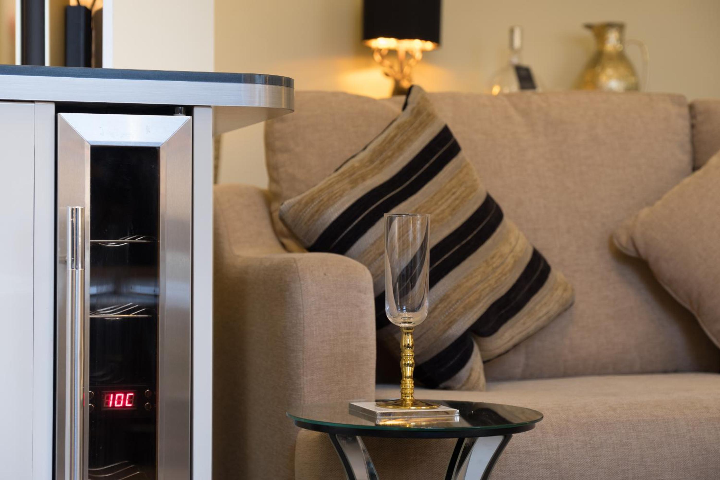 Marks At The Manor Luxury Riverside Apartments - Sleeps up to 4, with Parking and Sky TV
