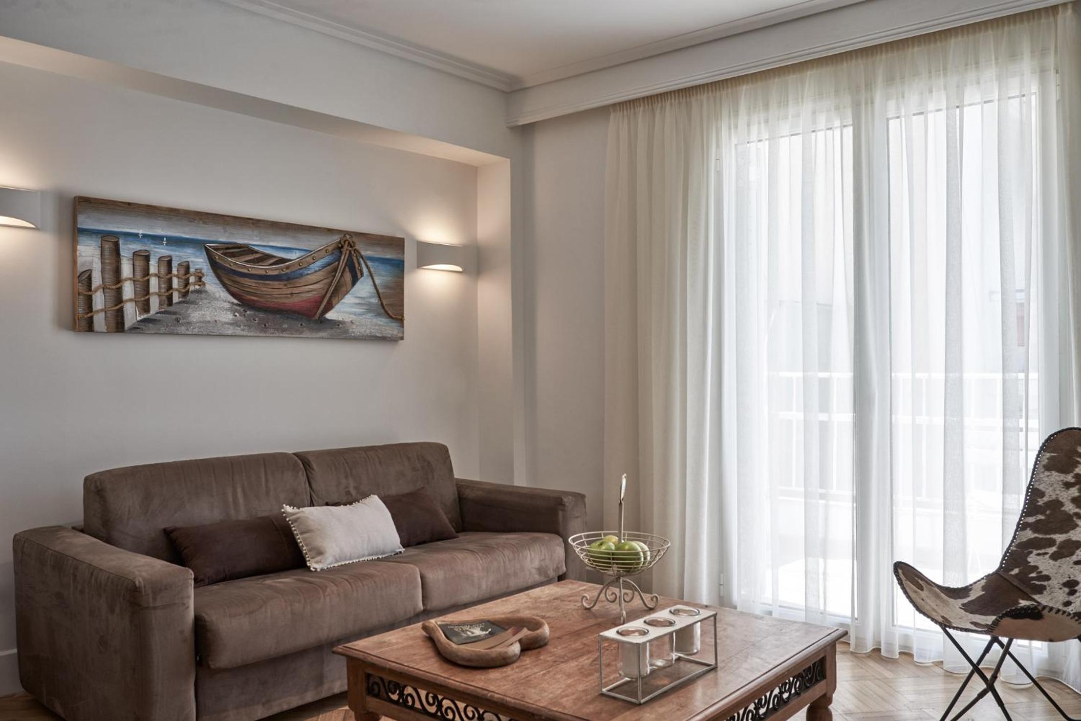 Marvelous n Bright Apt next to Megaro Mousikis