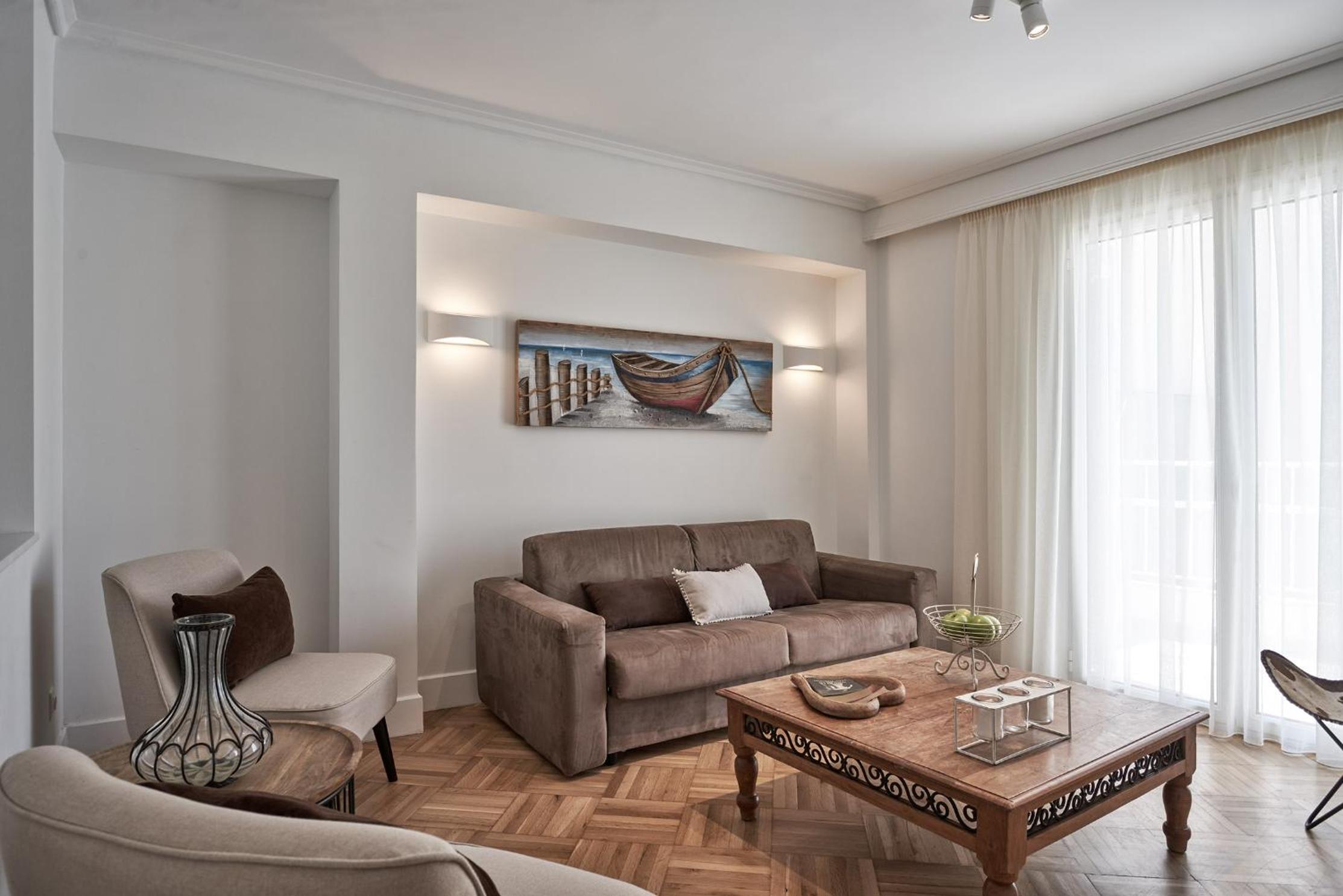 Marvelous n Bright Apt next to Megaro Mousikis