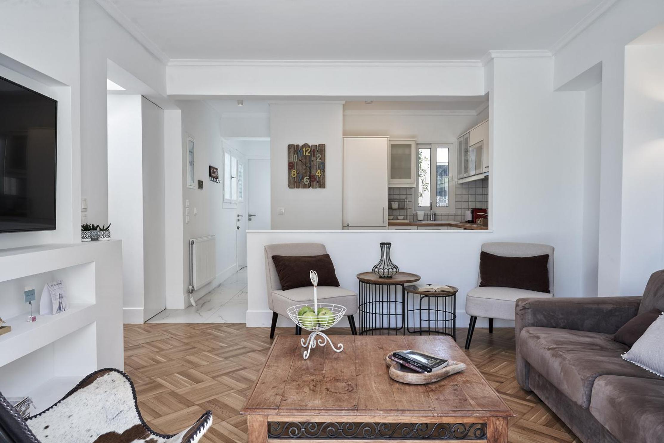 Marvelous n Bright Apt next to Megaro Mousikis