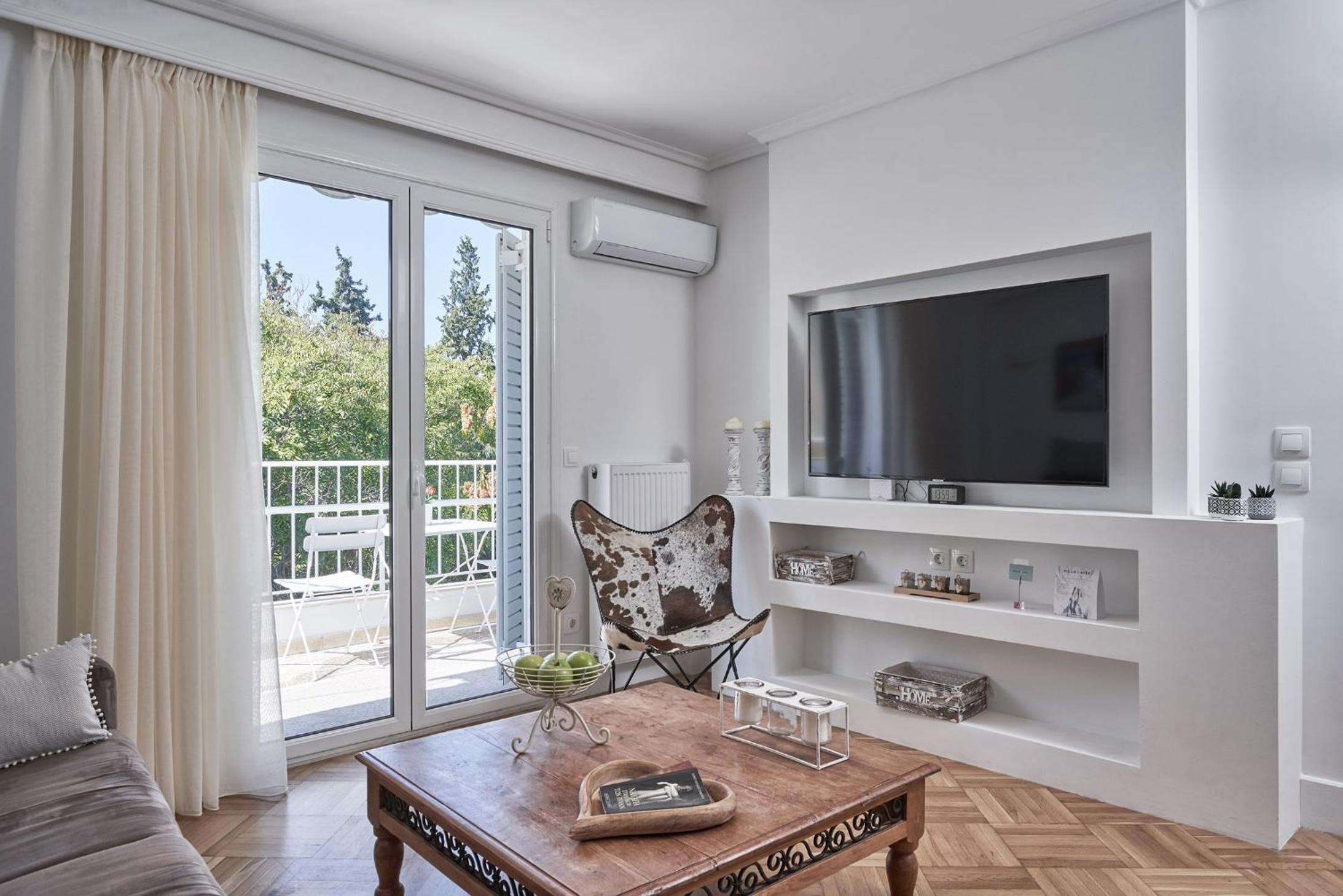 Marvelous n Bright Apt next to Megaro Mousikis