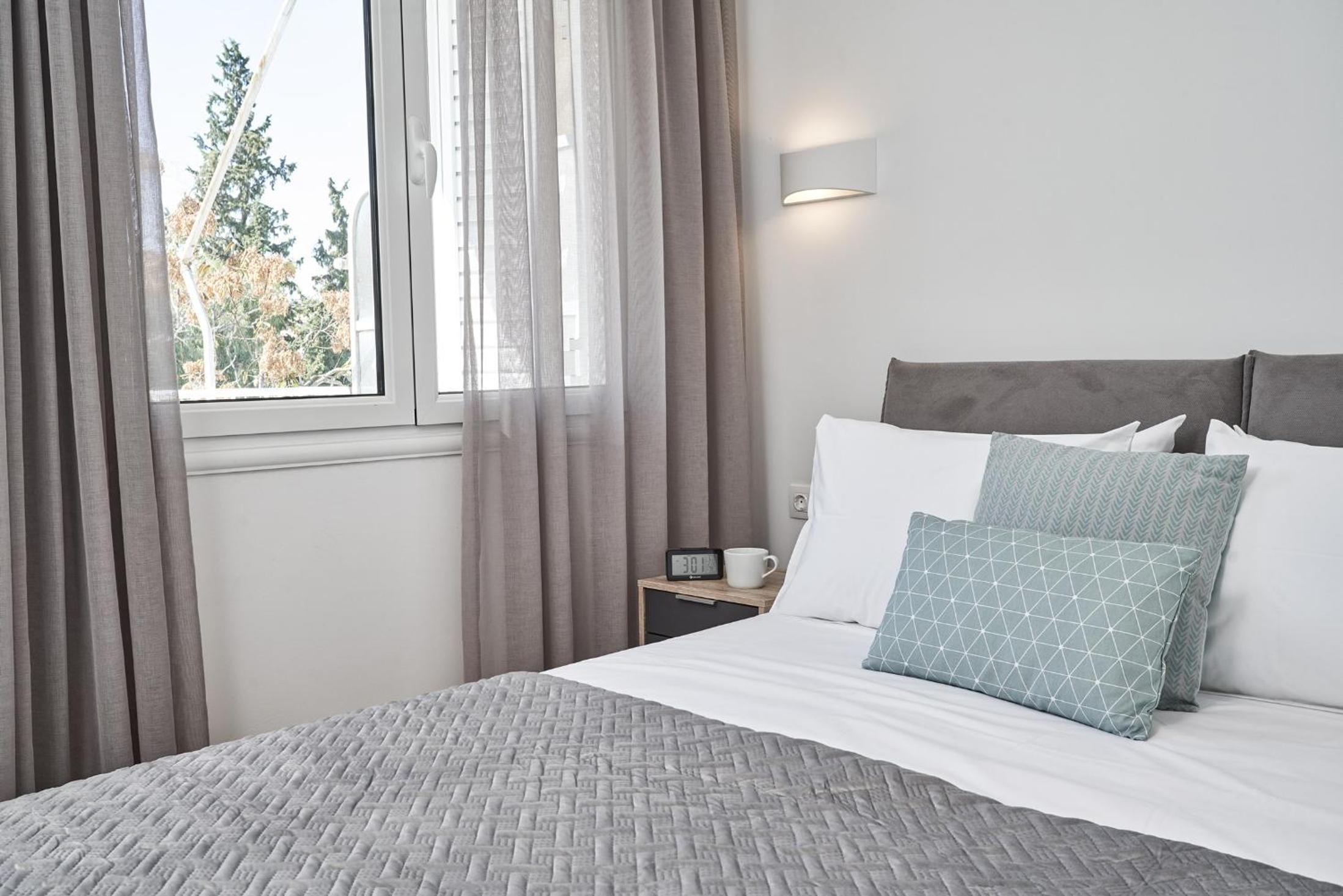Marvelous n Bright Apt next to Megaro Mousikis