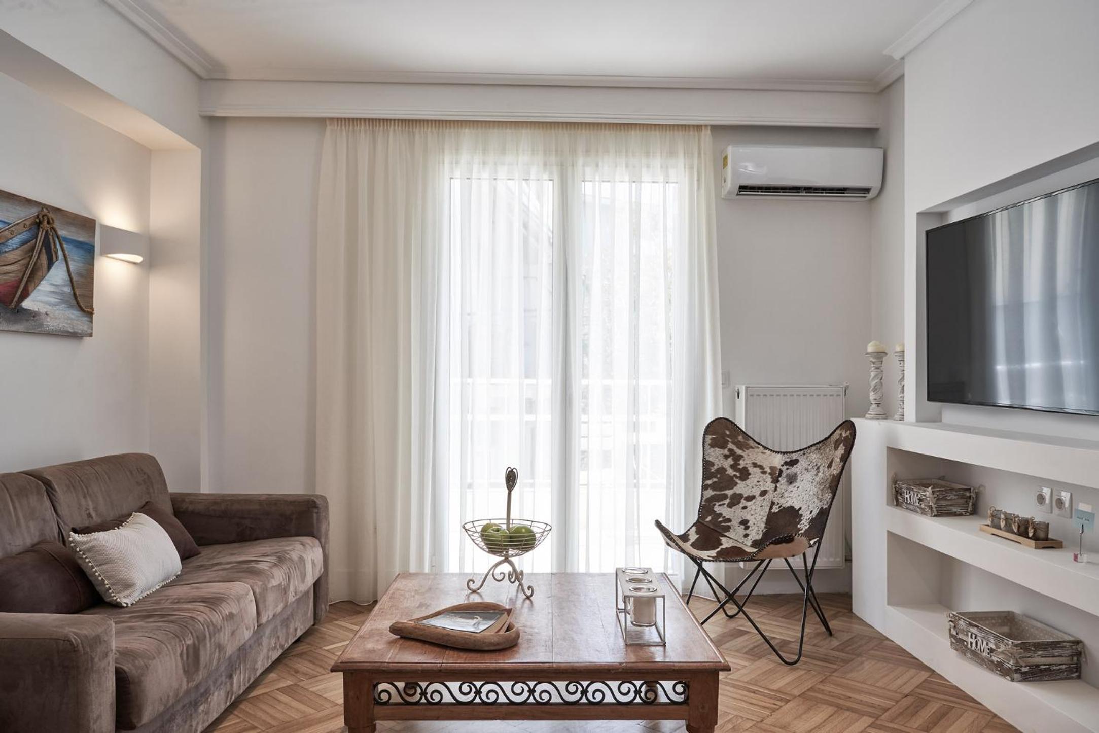 Marvelous n Bright Apt next to Megaro Mousikis