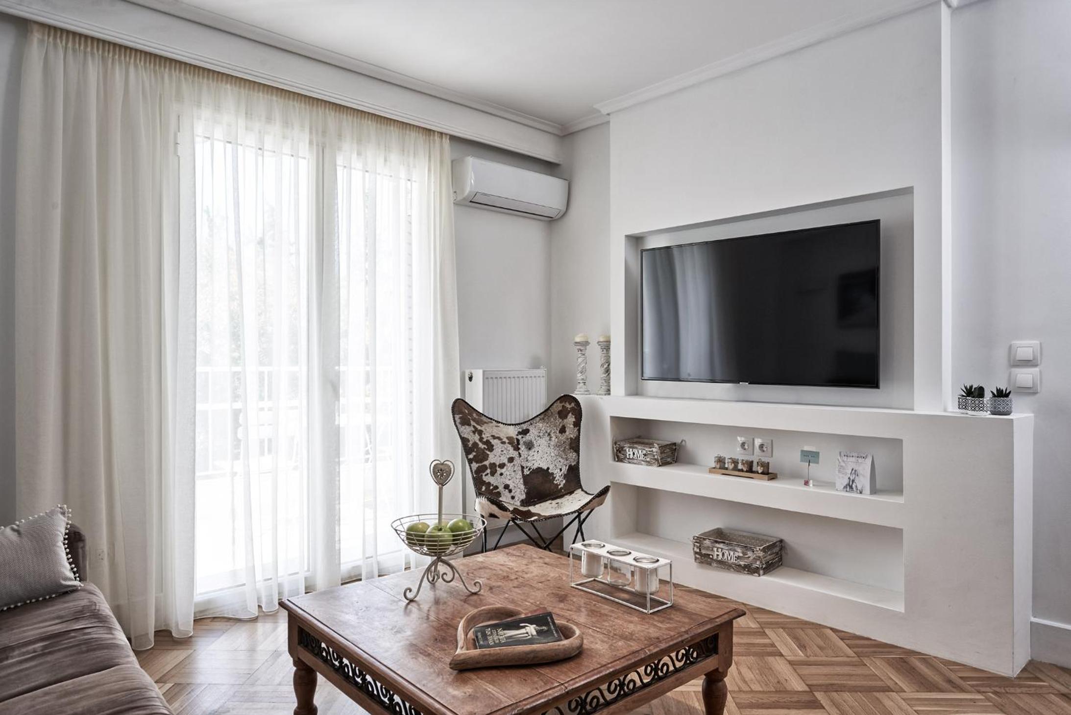 Marvelous n Bright Apt next to Megaro Mousikis