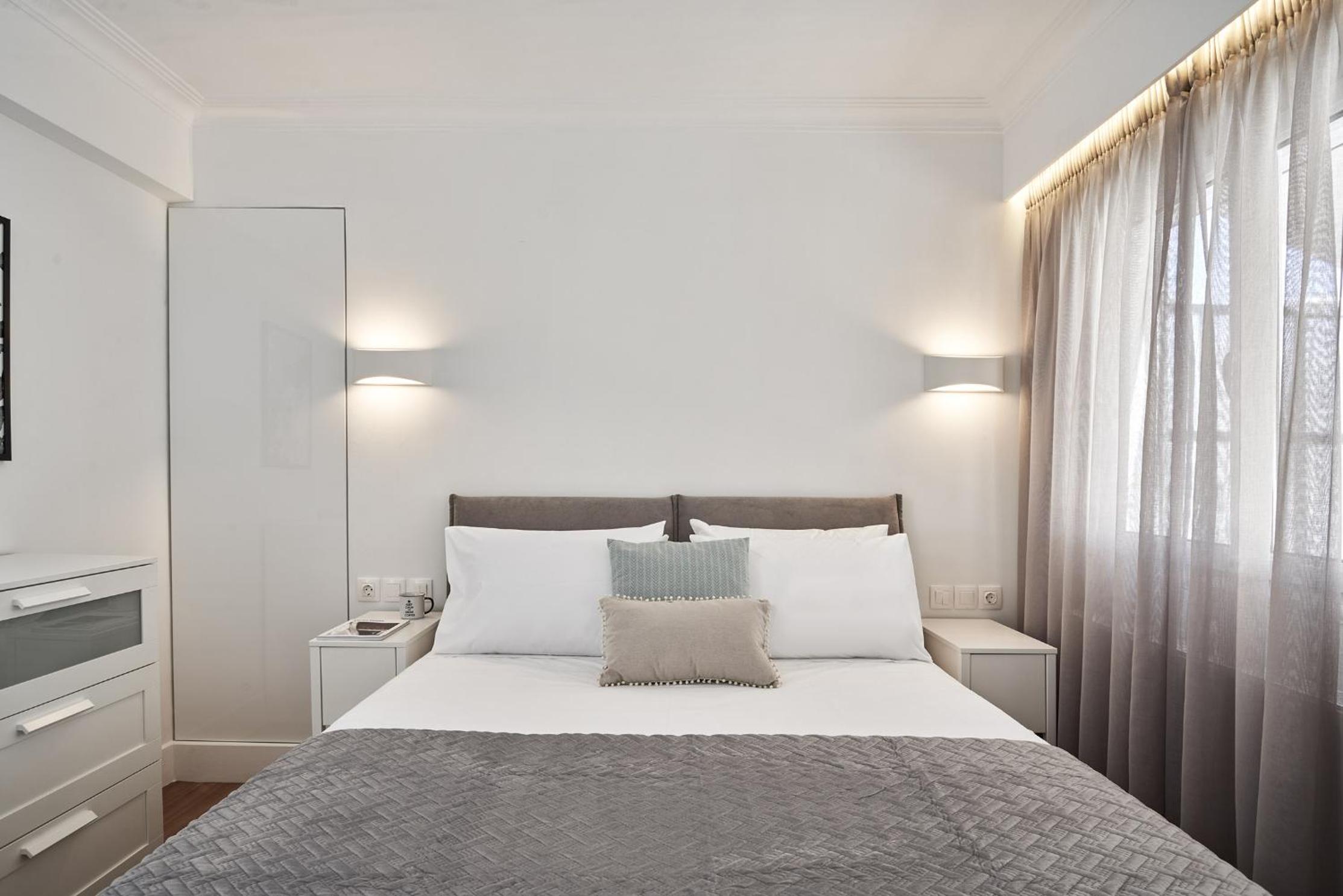 Marvelous n Bright Apt next to Megaro Mousikis