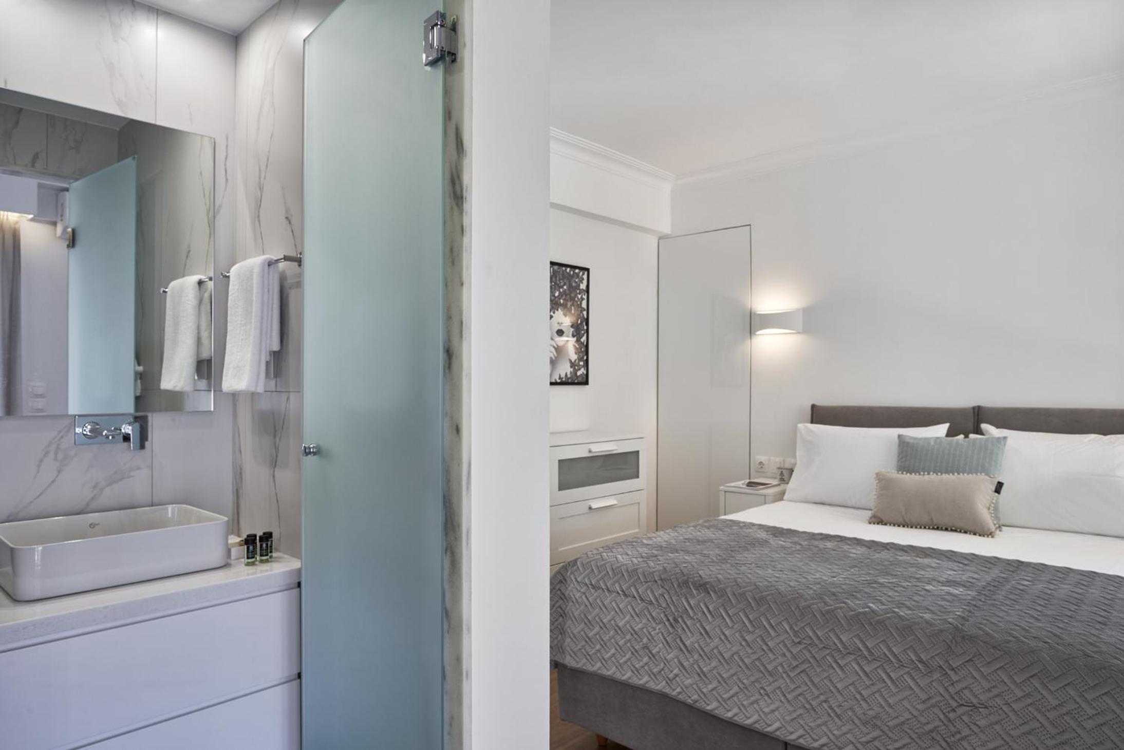 Marvelous n Bright Apt next to Megaro Mousikis