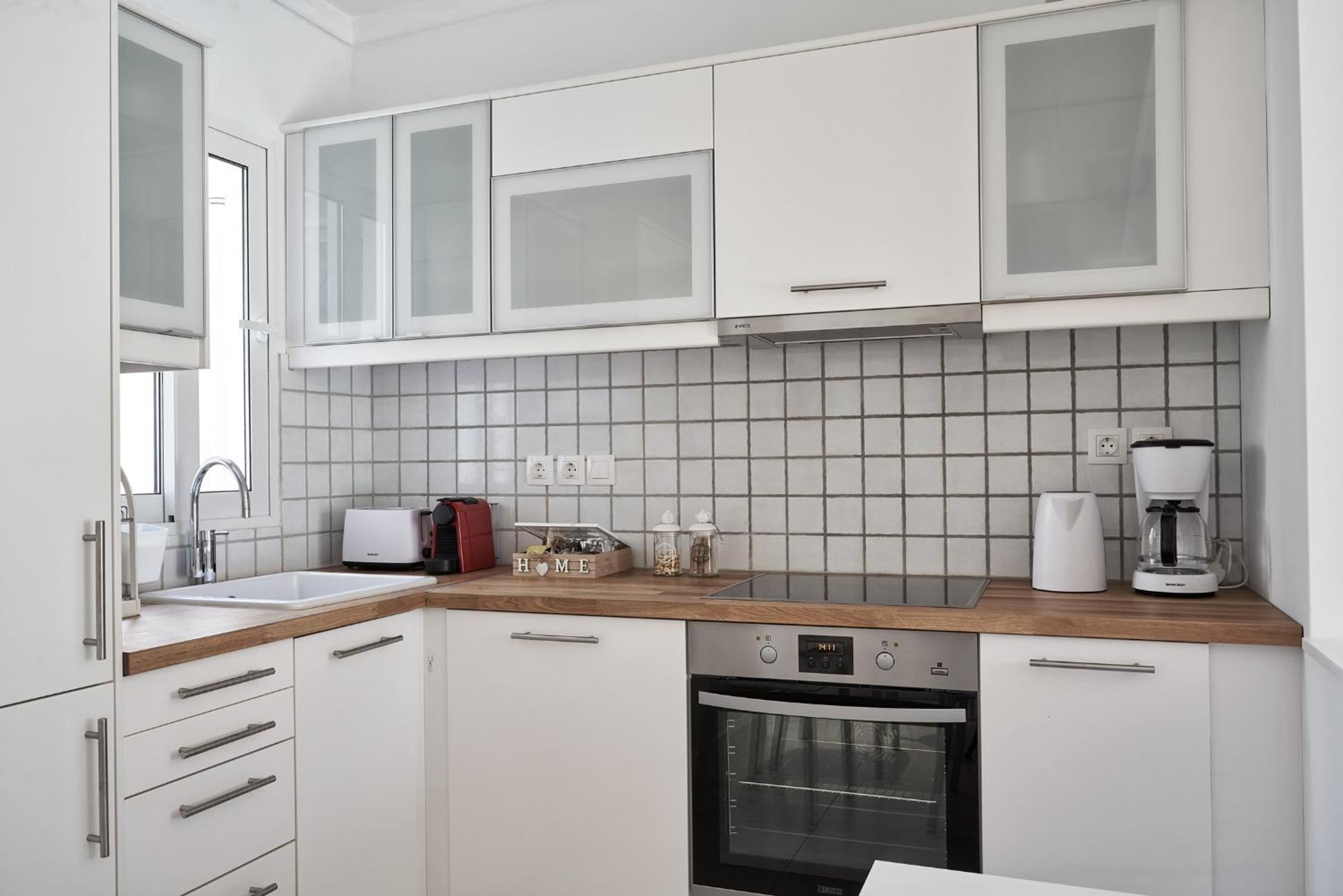 Marvelous n Bright Apt next to Megaro Mousikis