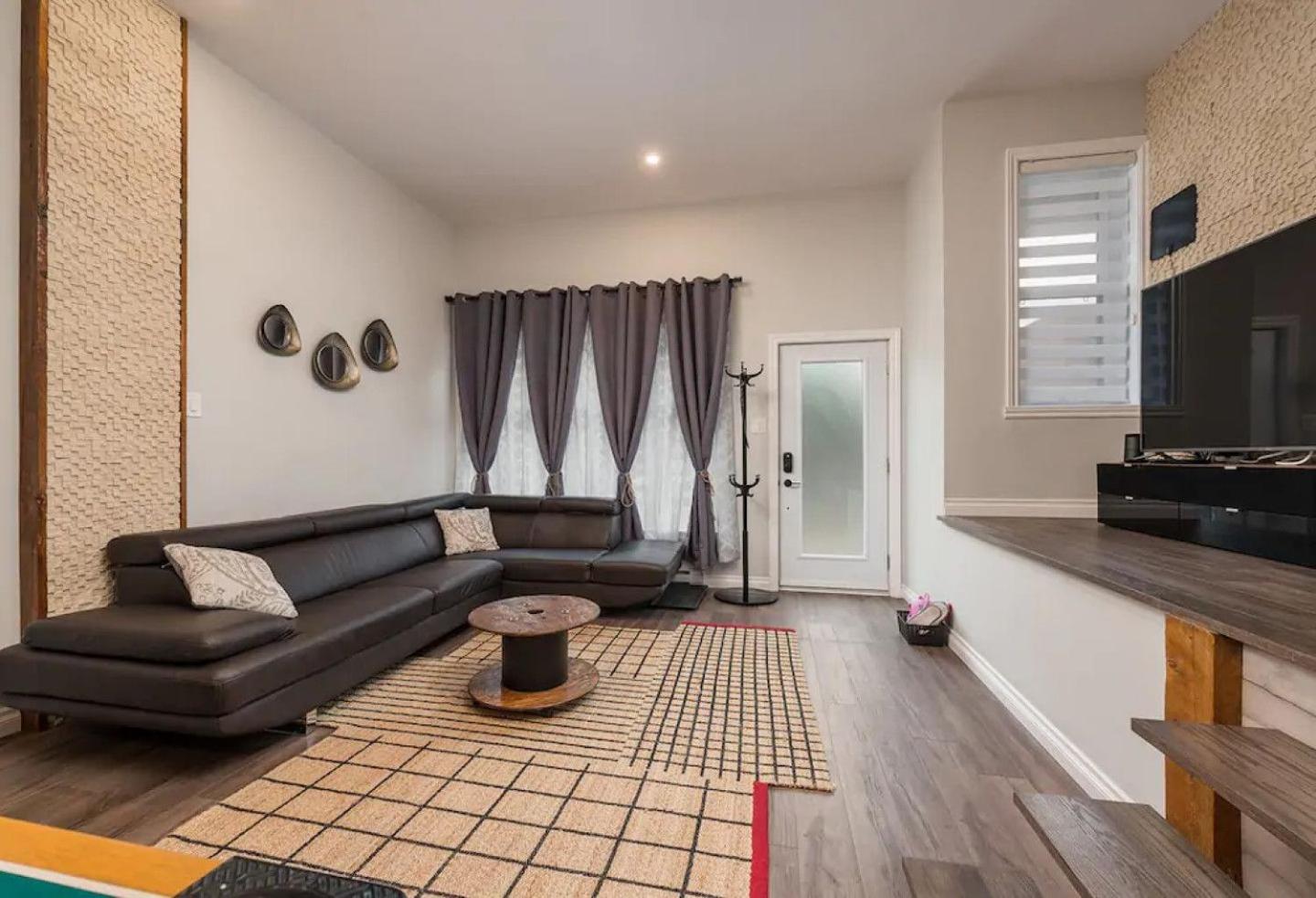 Spacious Townhouse with Rooftop Deck