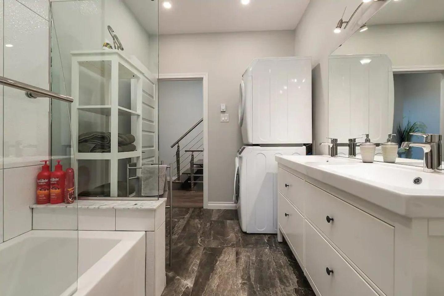 Spacious Townhouse with Rooftop Deck