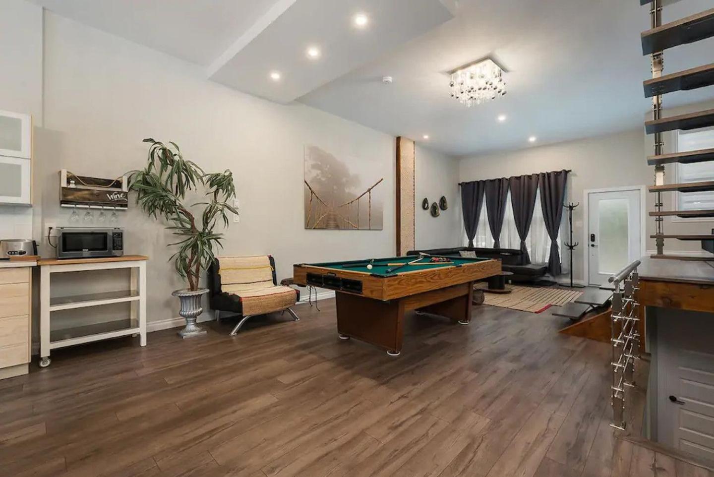 Spacious Townhouse with Rooftop Deck