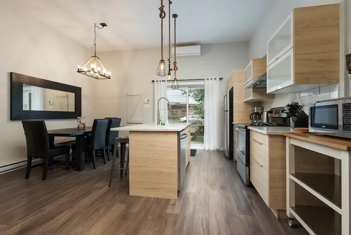 Spacious Townhouse with Rooftop Deck