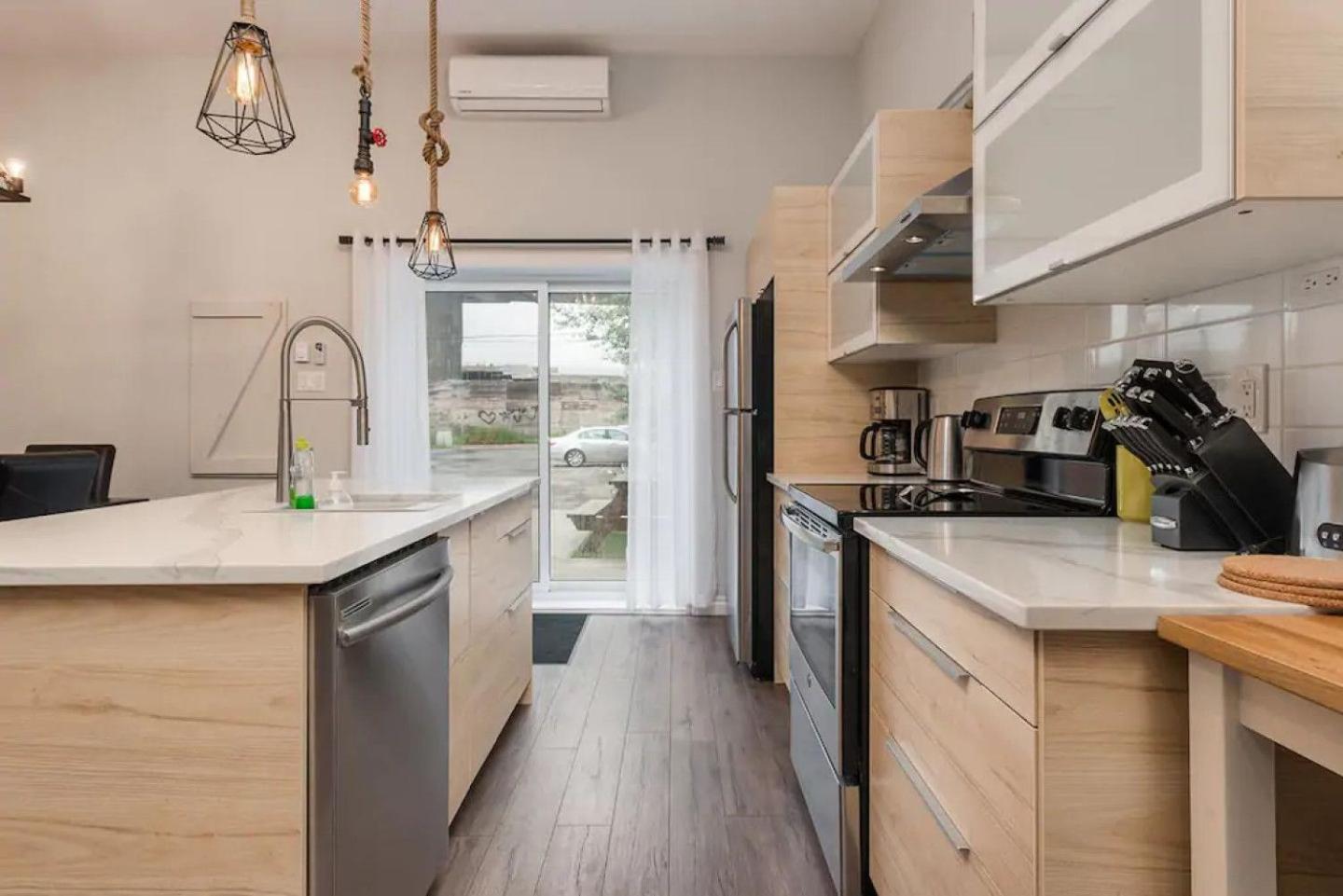 Spacious Townhouse with Rooftop Deck