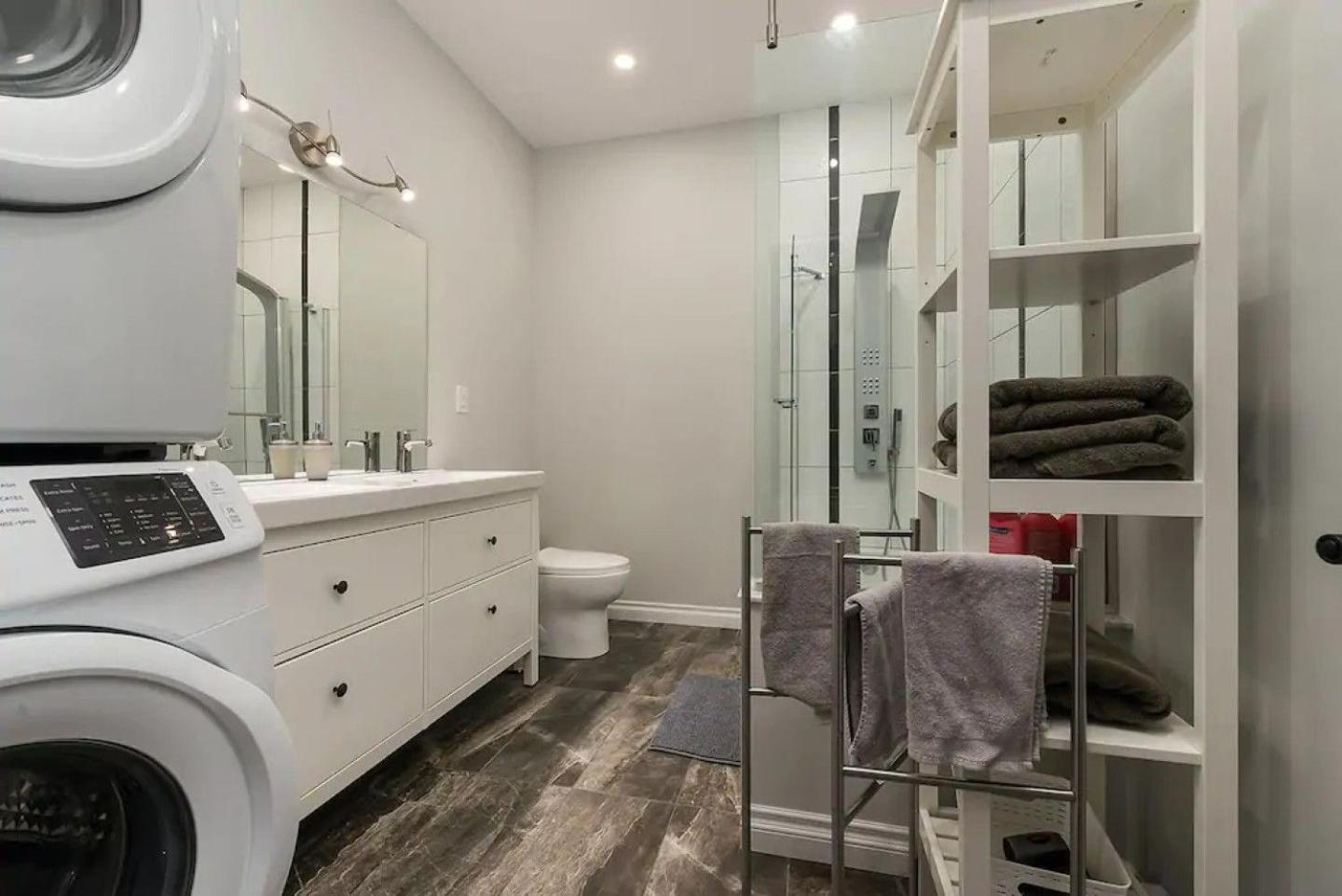 Spacious Townhouse with Rooftop Deck