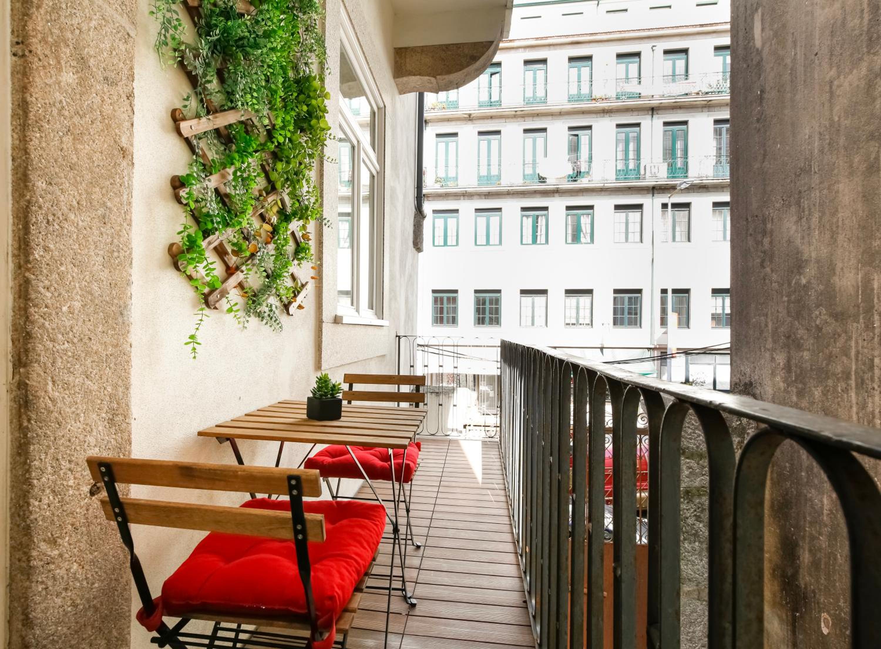 Esmeralda Apartment by Cozy Stay