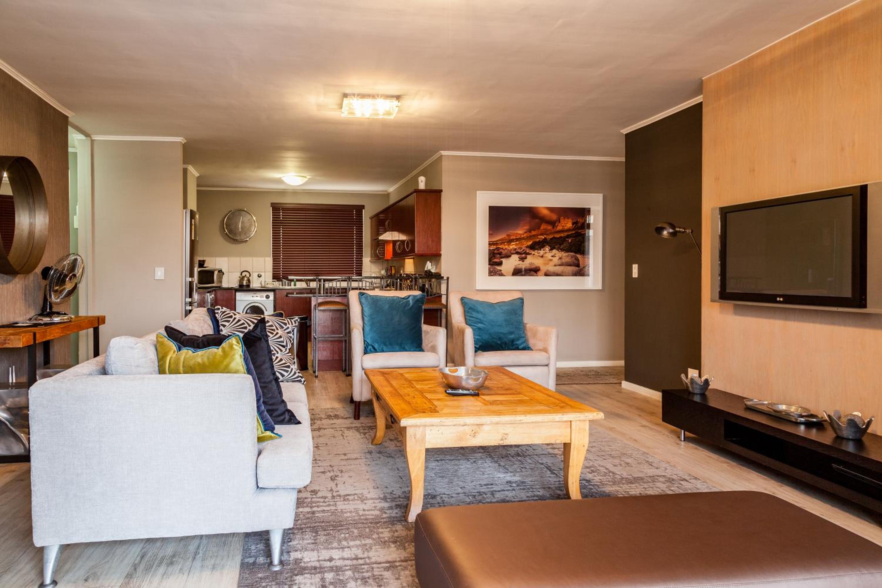 Island Club Hotel & Apartments
