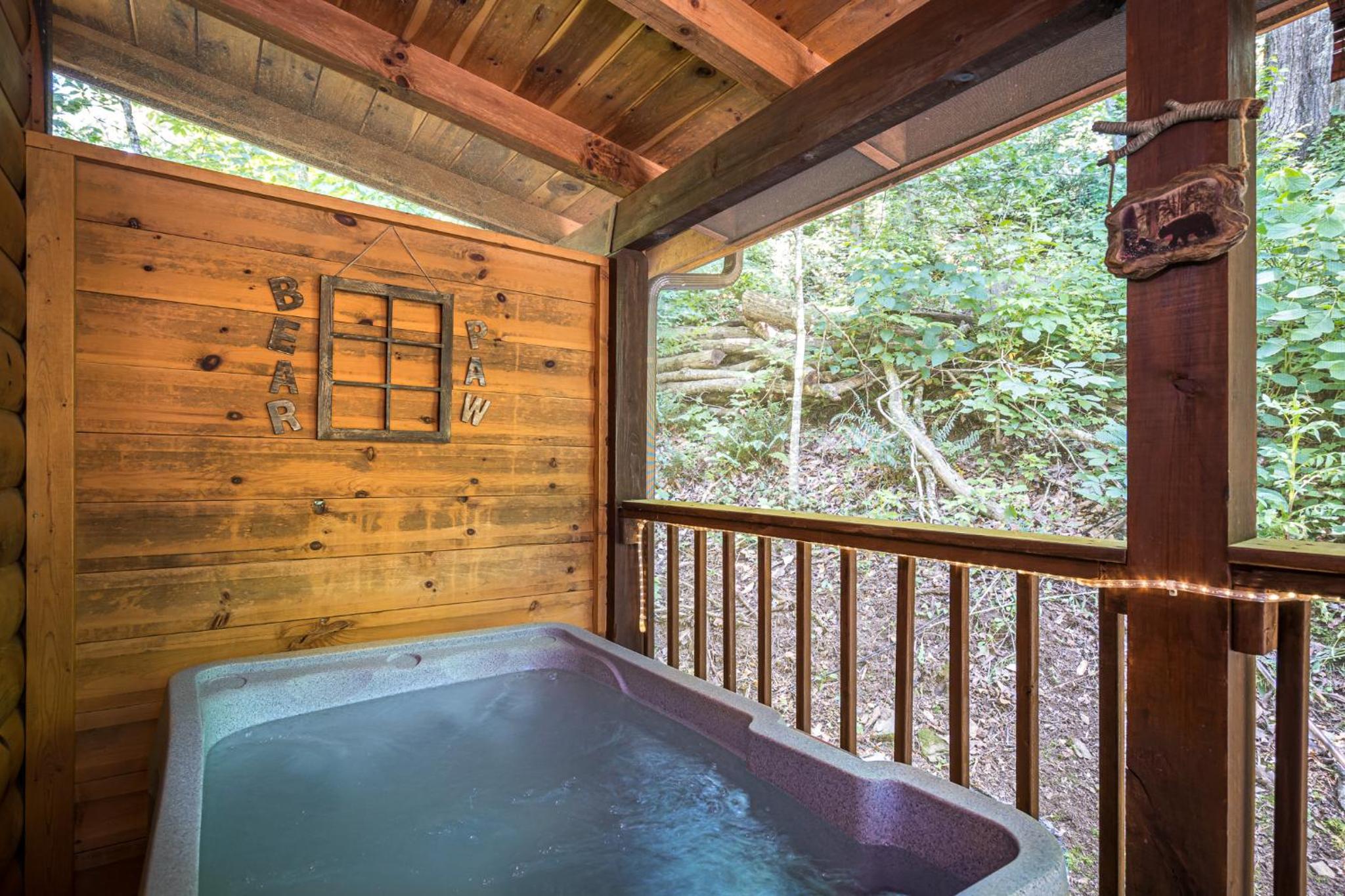 Cozy Bear, Free Attraction Tickets, Hot Tub, WIFI, Fireplace!!! view 4