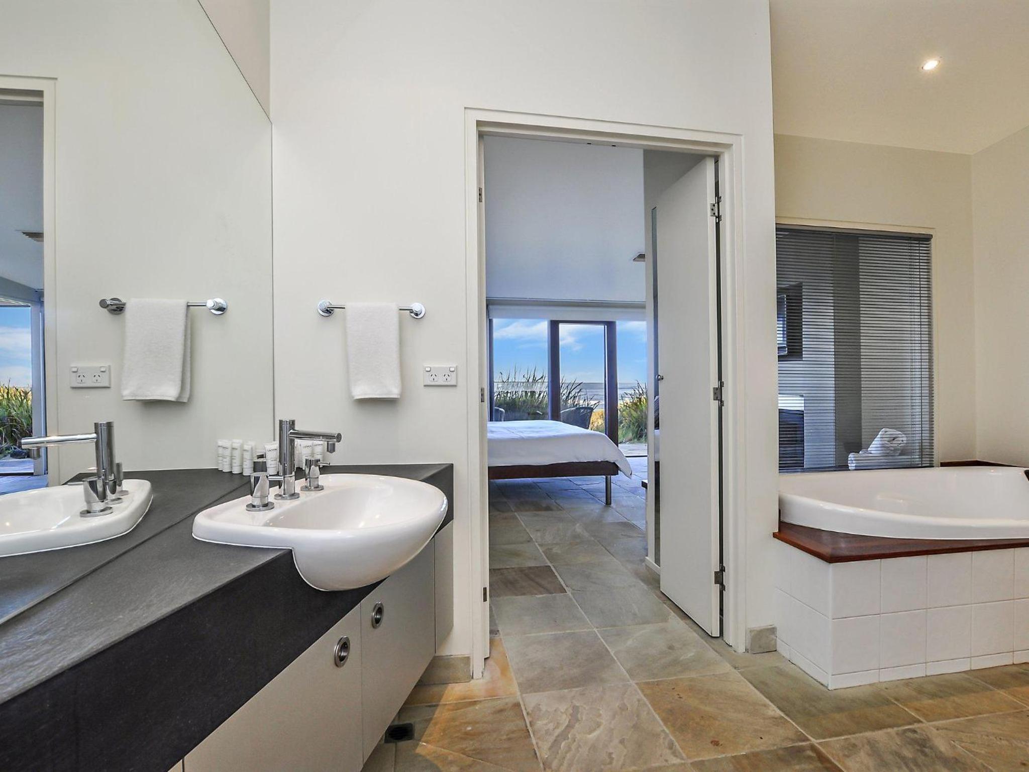 Hearns Beachside Villa 4