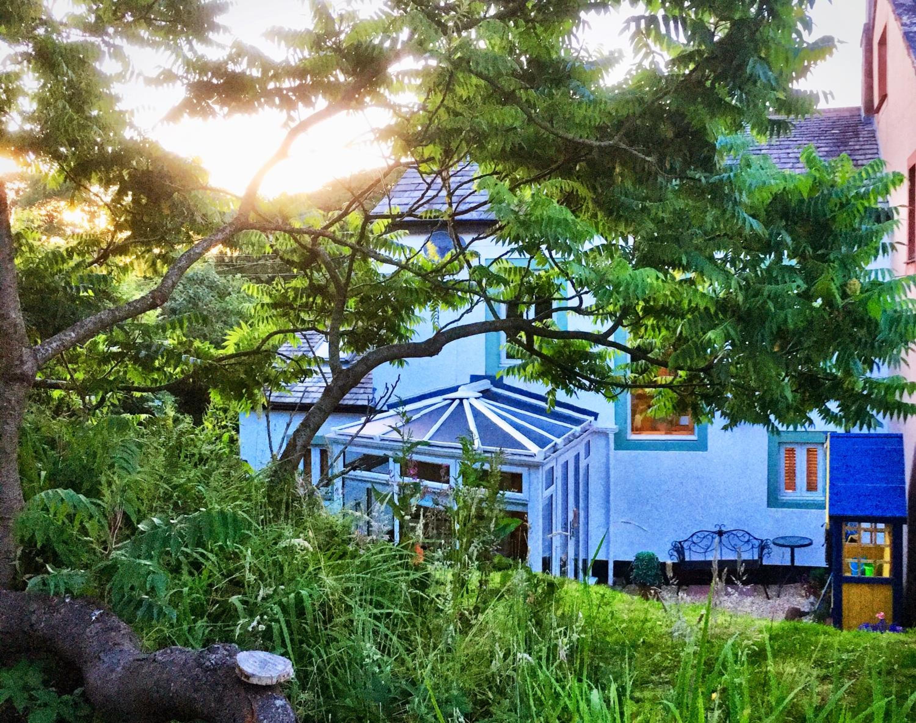 Romantic Quirky Cottage with private garden and parking