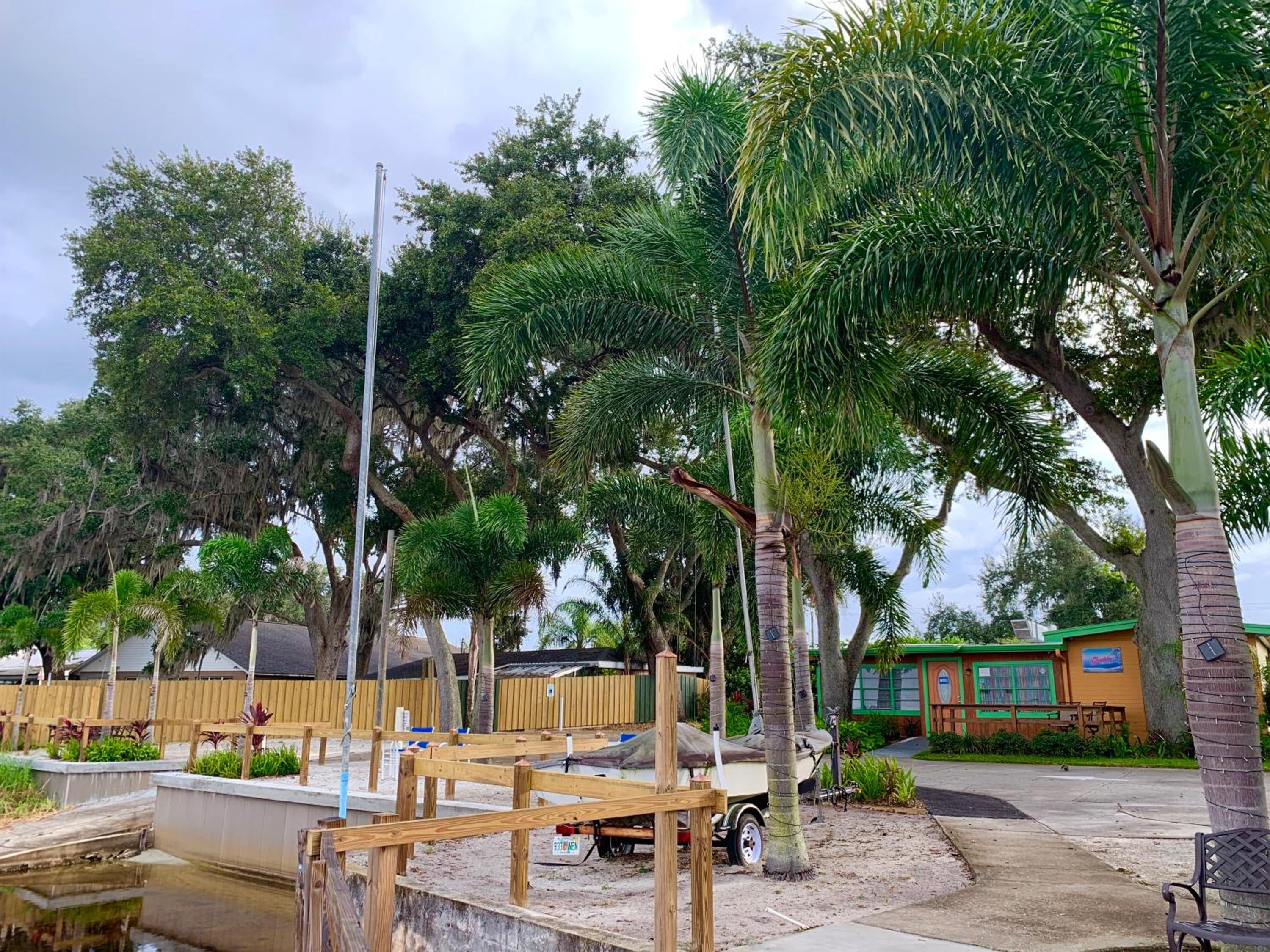 Lakeside Inn and Cafe