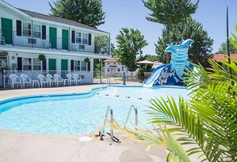 Colonial motel