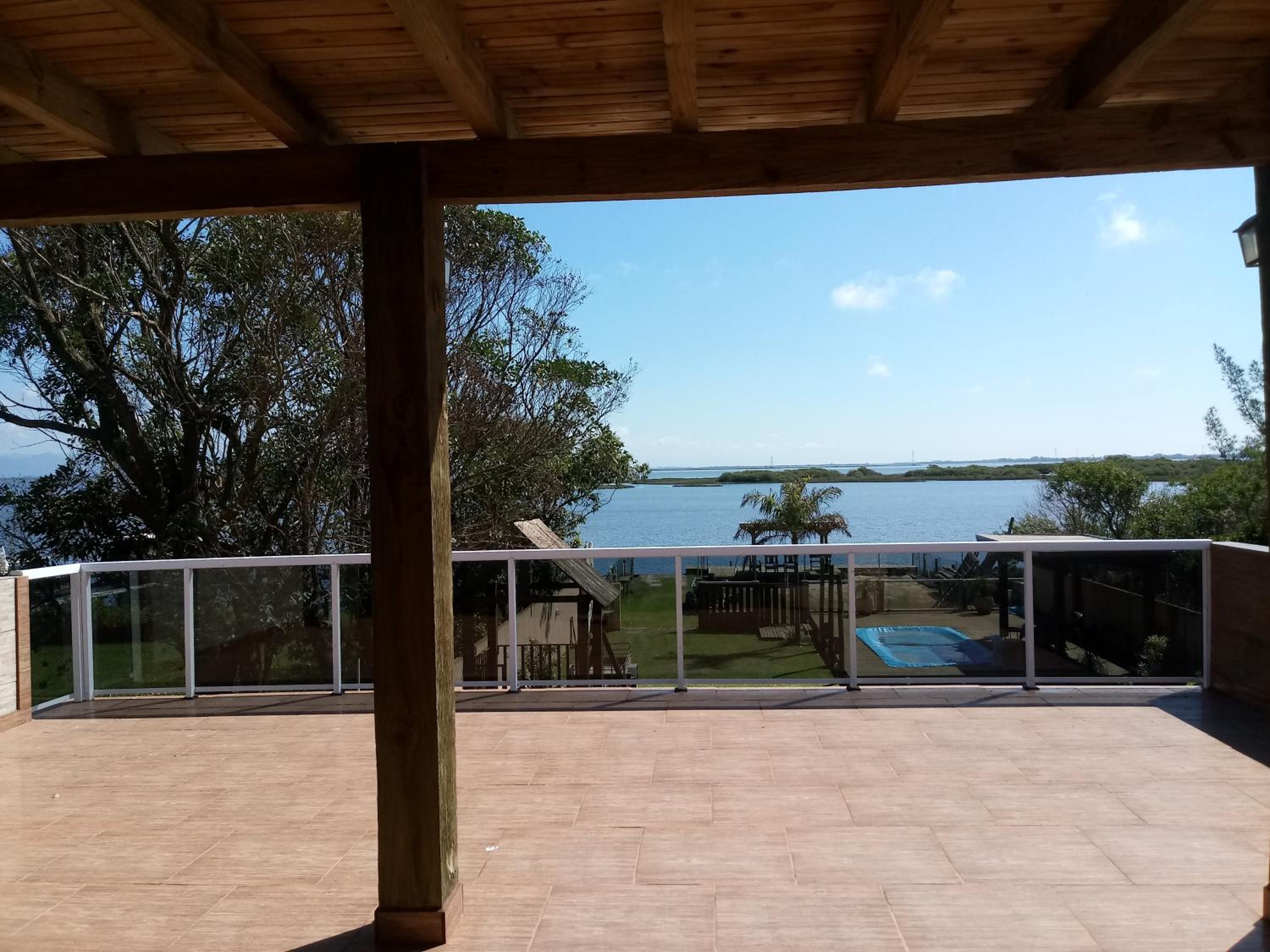 Casa na beira da lagoa com piscina e rampa para embarcações