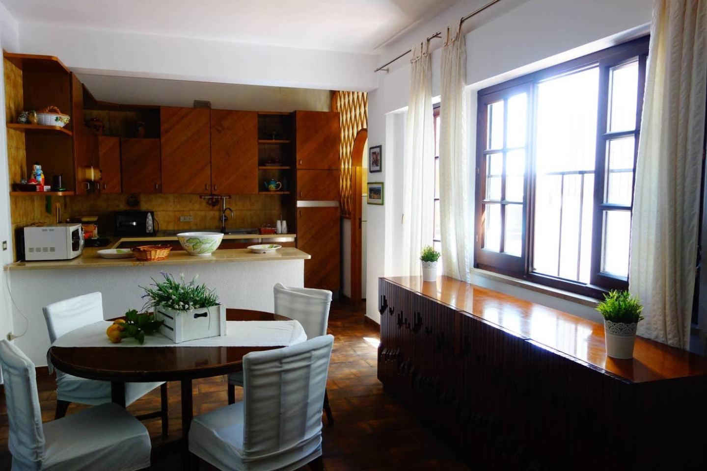Villa Maria en Mondello — kitchen