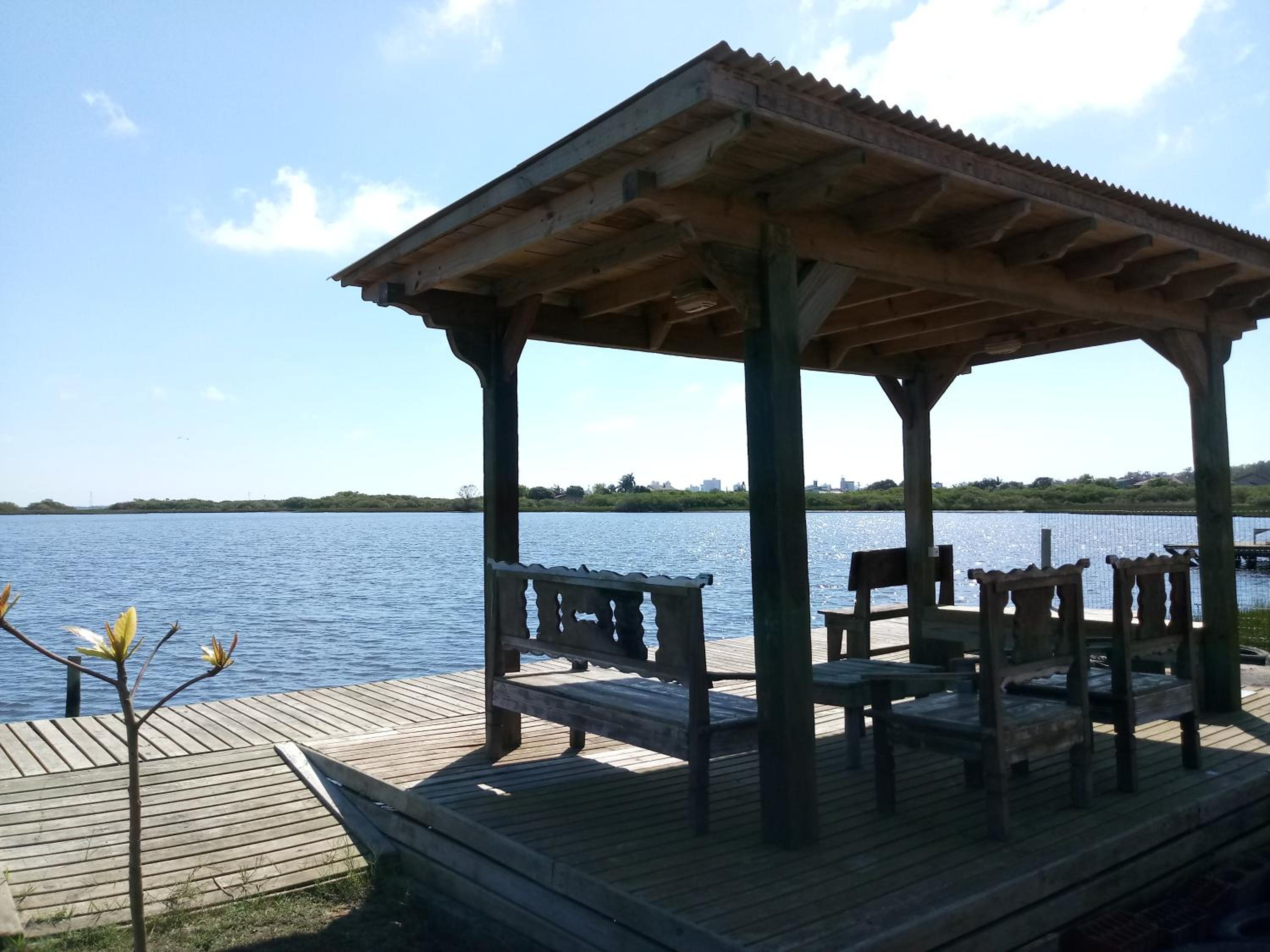 Casa na beira da lagoa com piscina e rampa para embarcações