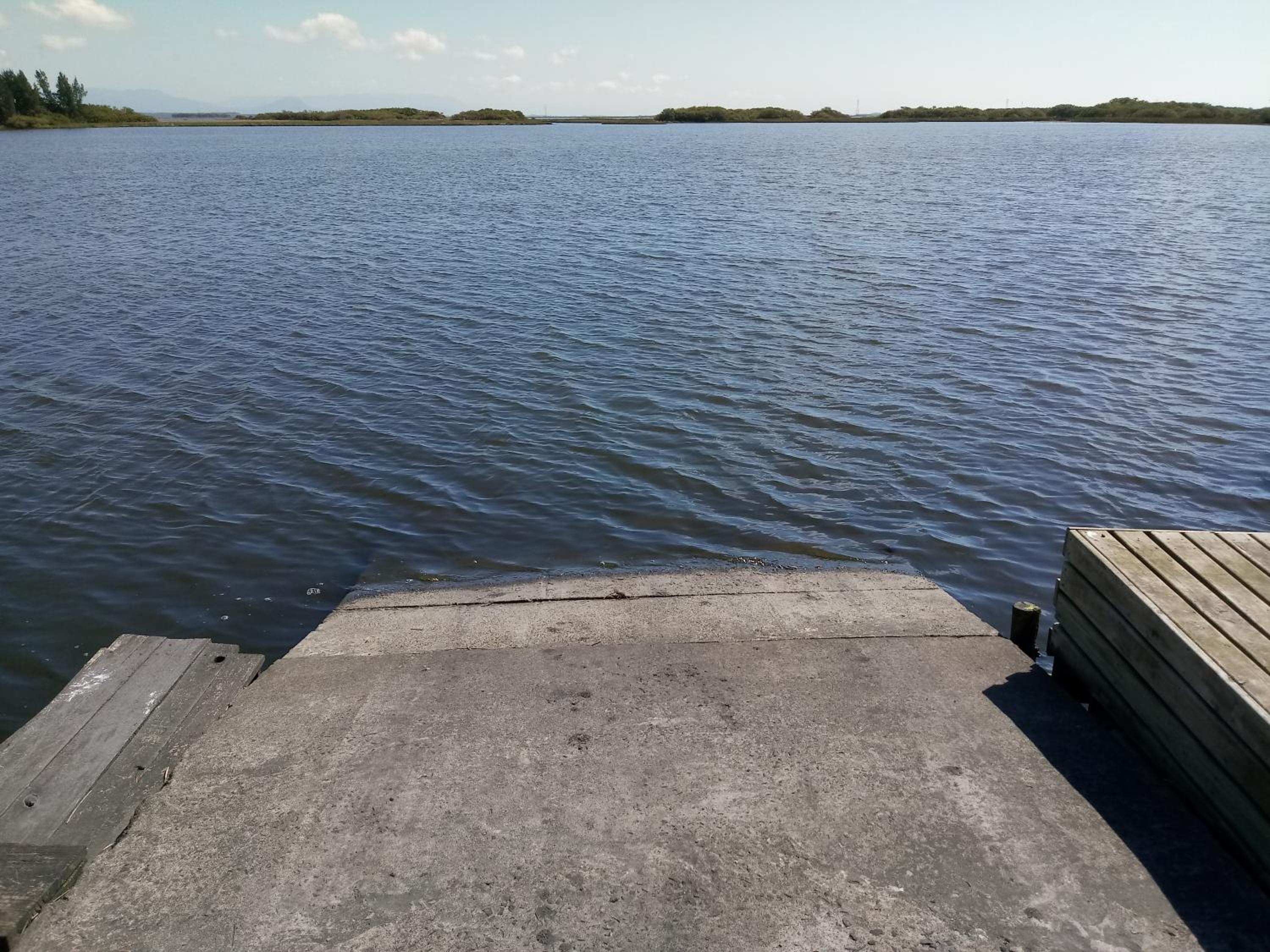 Casa na beira da lagoa com piscina e rampa para embarcações