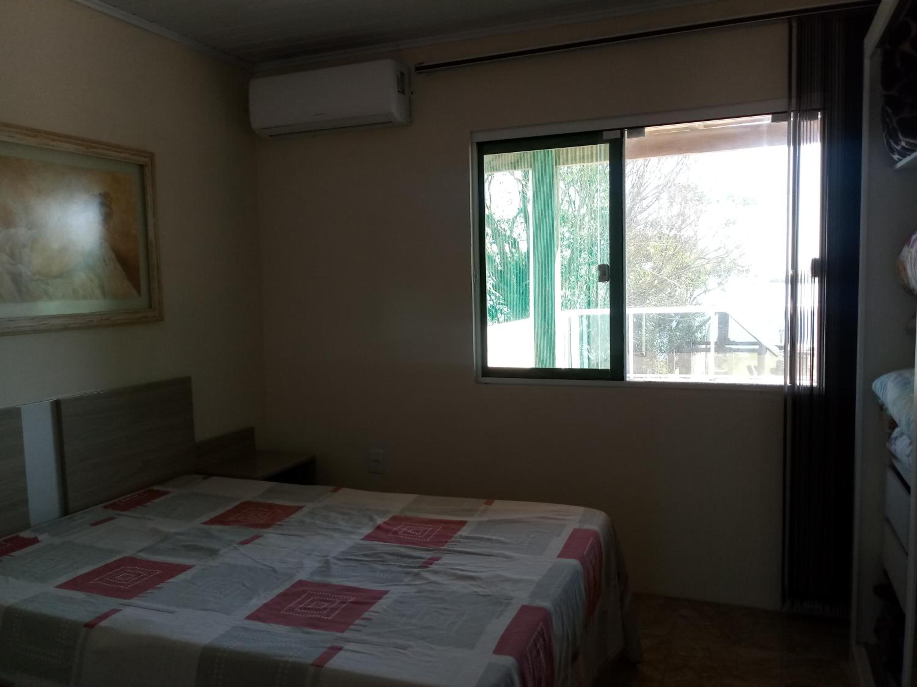 Casa na beira da lagoa com piscina e rampa para embarcações